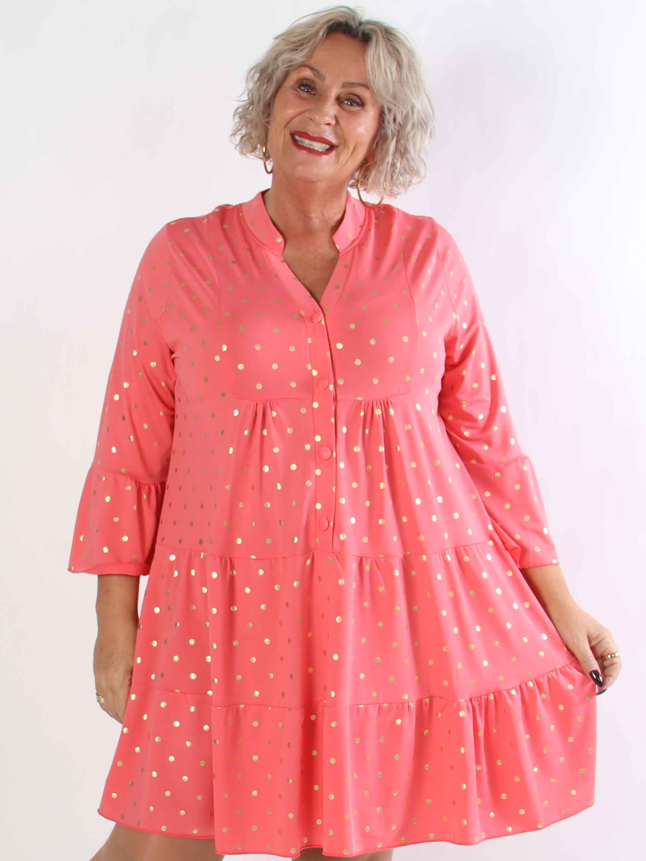 Milania Dot - Elastisk plus size kjole med guld prikker og flæselag