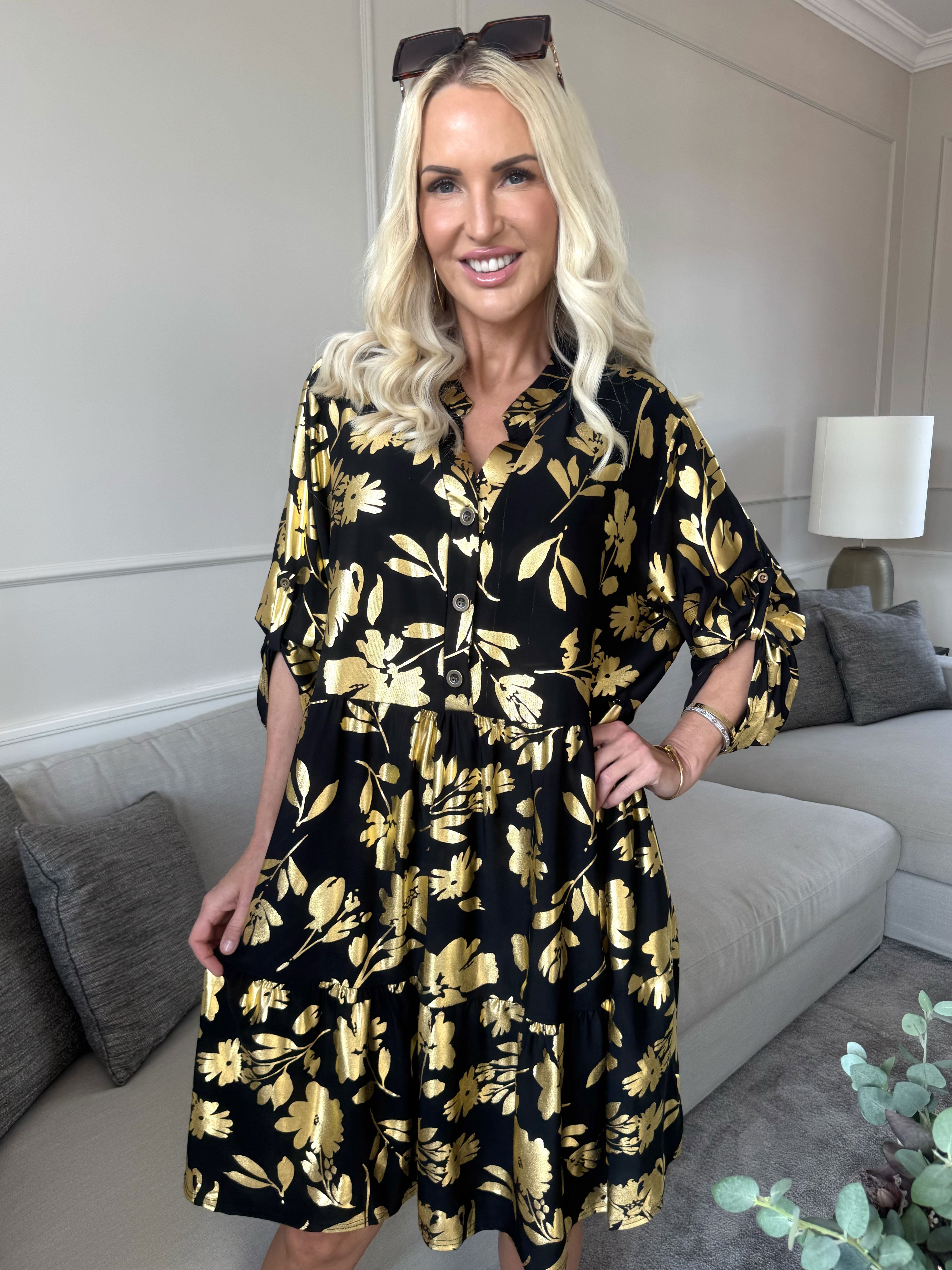 Milano Gold Flower Midi - Kjole med guld blade og lag på lag look