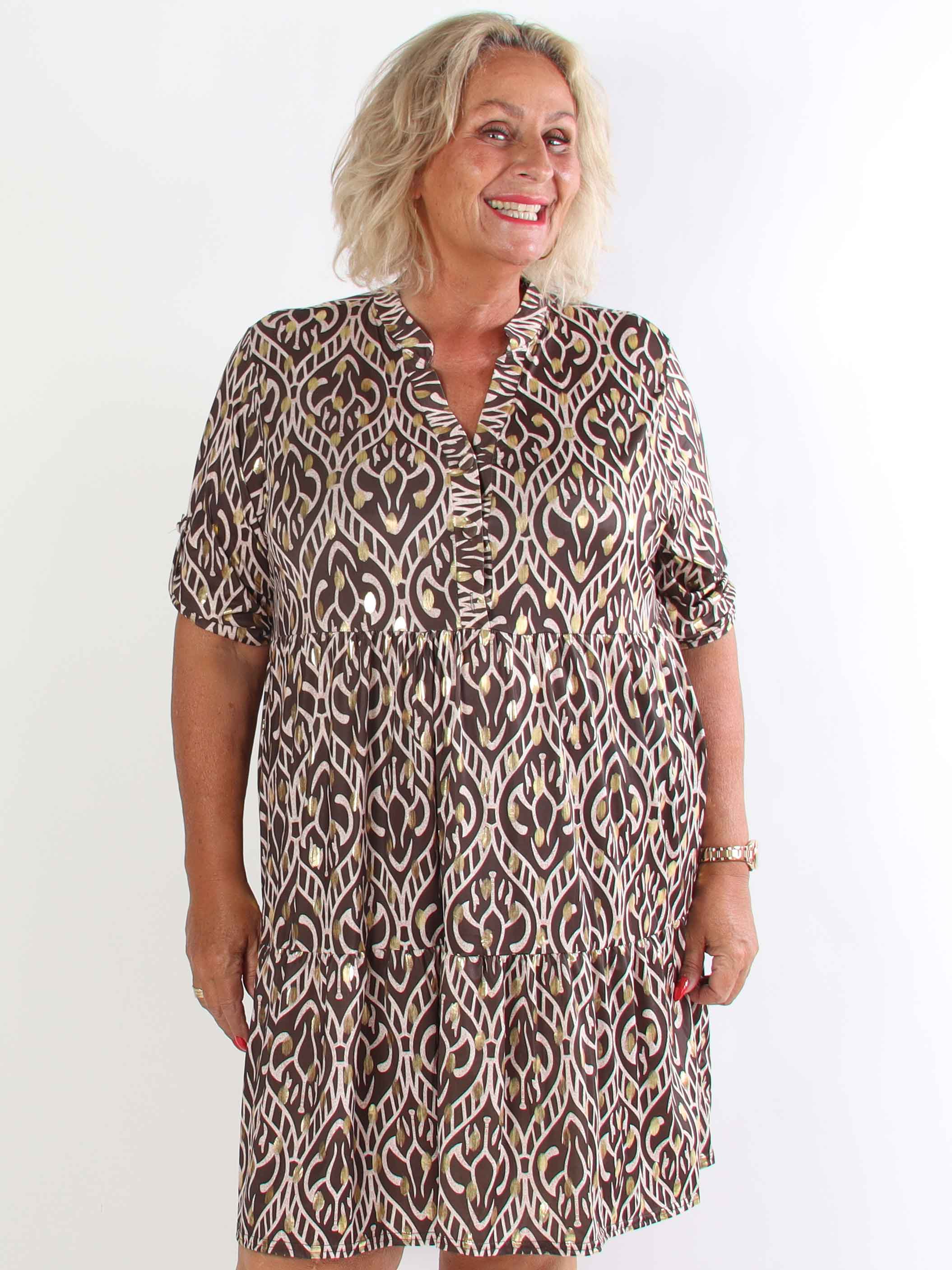 Milano Boho Midi - Mønstret plus size kjole med guld dutter og lag på lag look