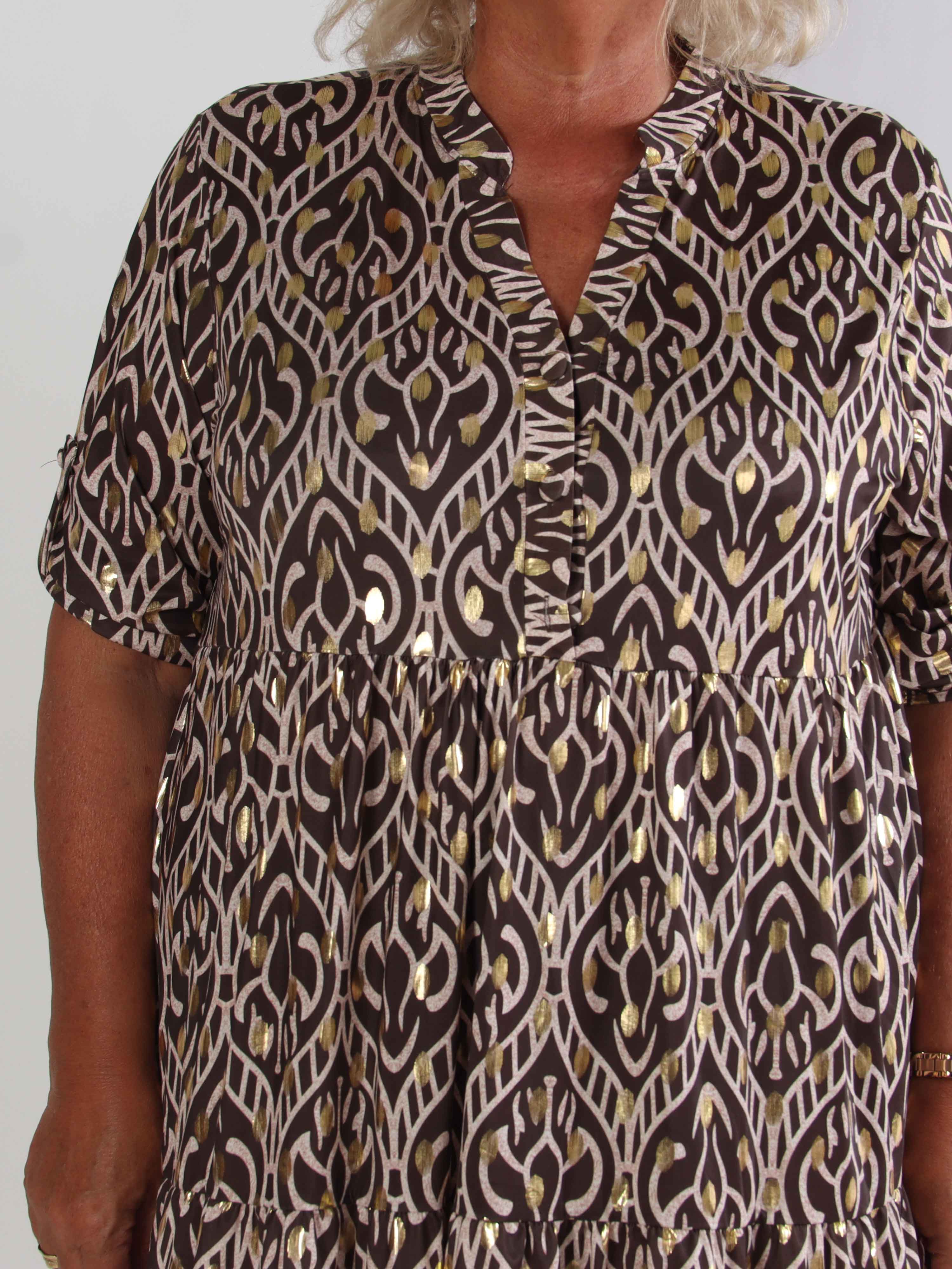 Milano Boho Midi - Mønstret plus size kjole med guld dutter og lag på lag look