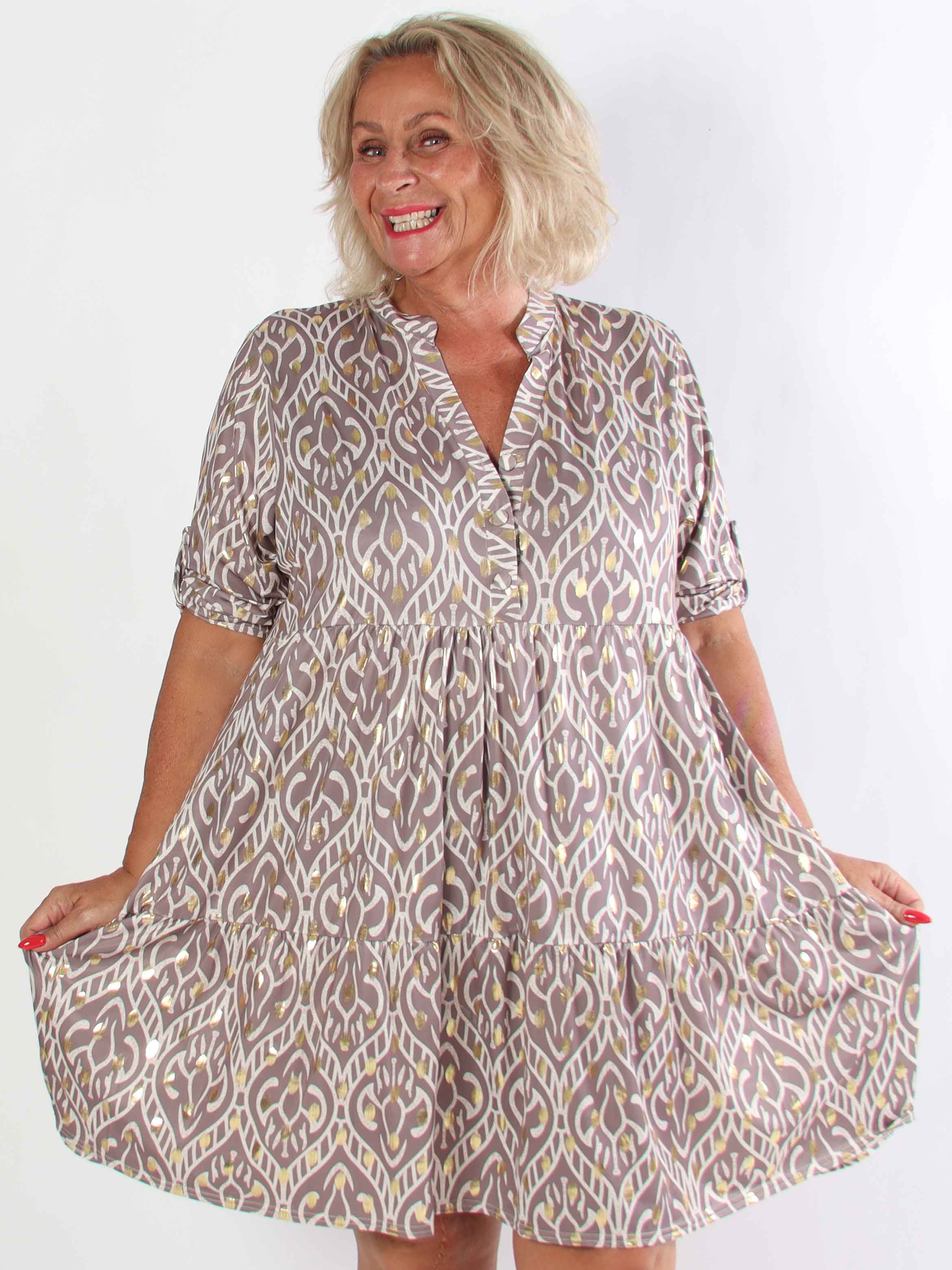 Milano Boho Midi - Mønstret plus size kjole med guld dutter og lag på lag look