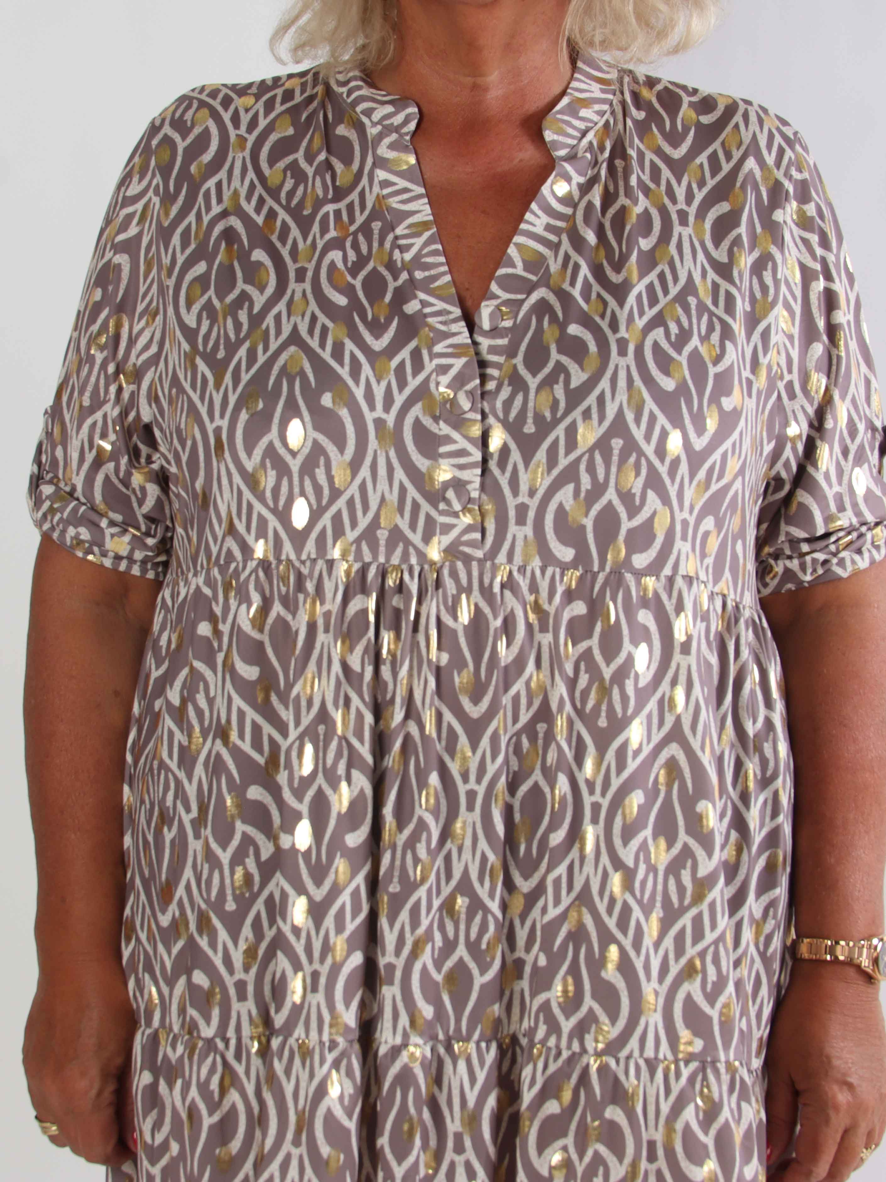 Milano Boho Midi - Mønstret plus size kjole med guld dutter og lag på lag look