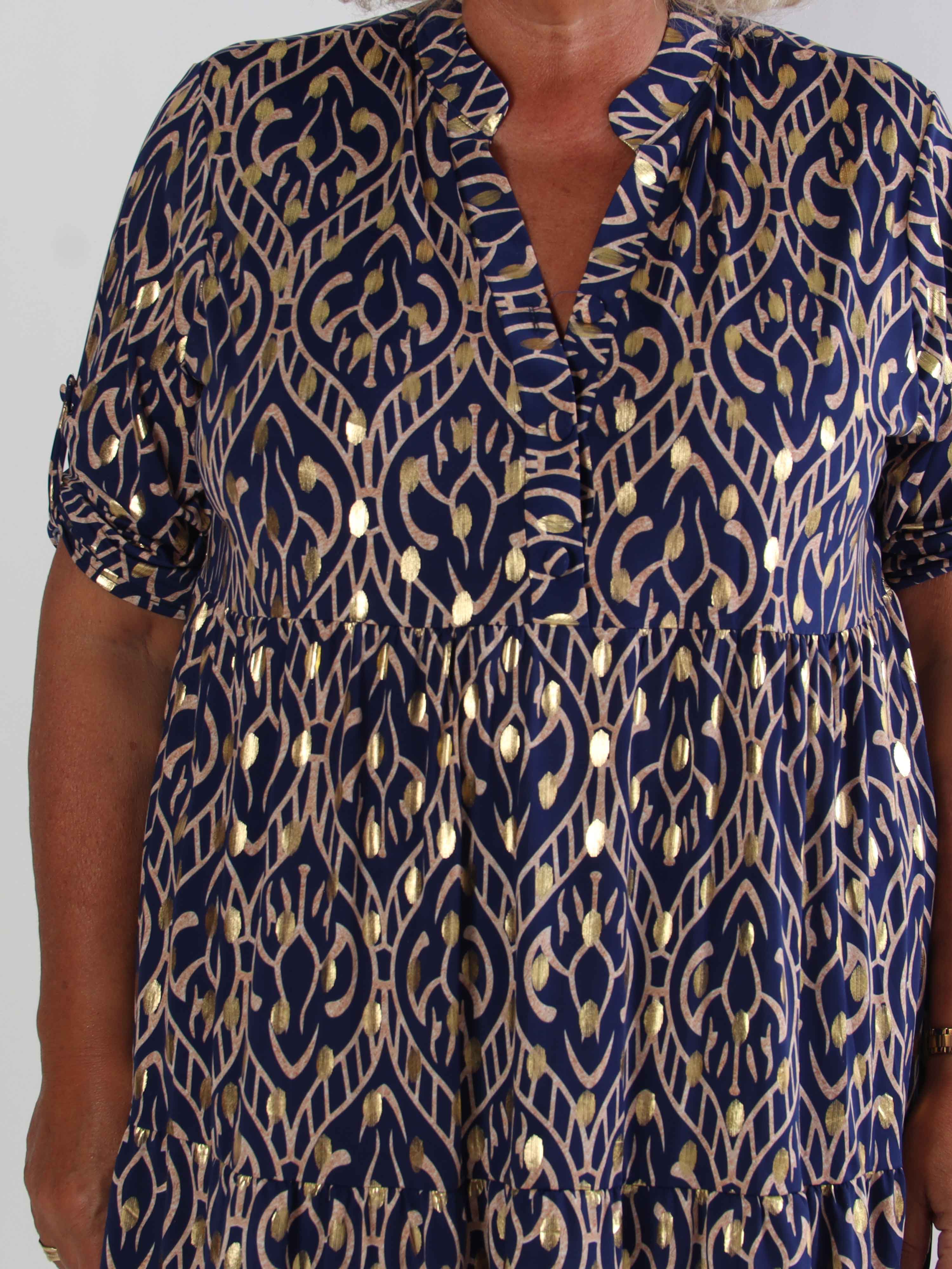 Milano Boho Midi - Mønstret plus size kjole med guld dutter og lag på lag look