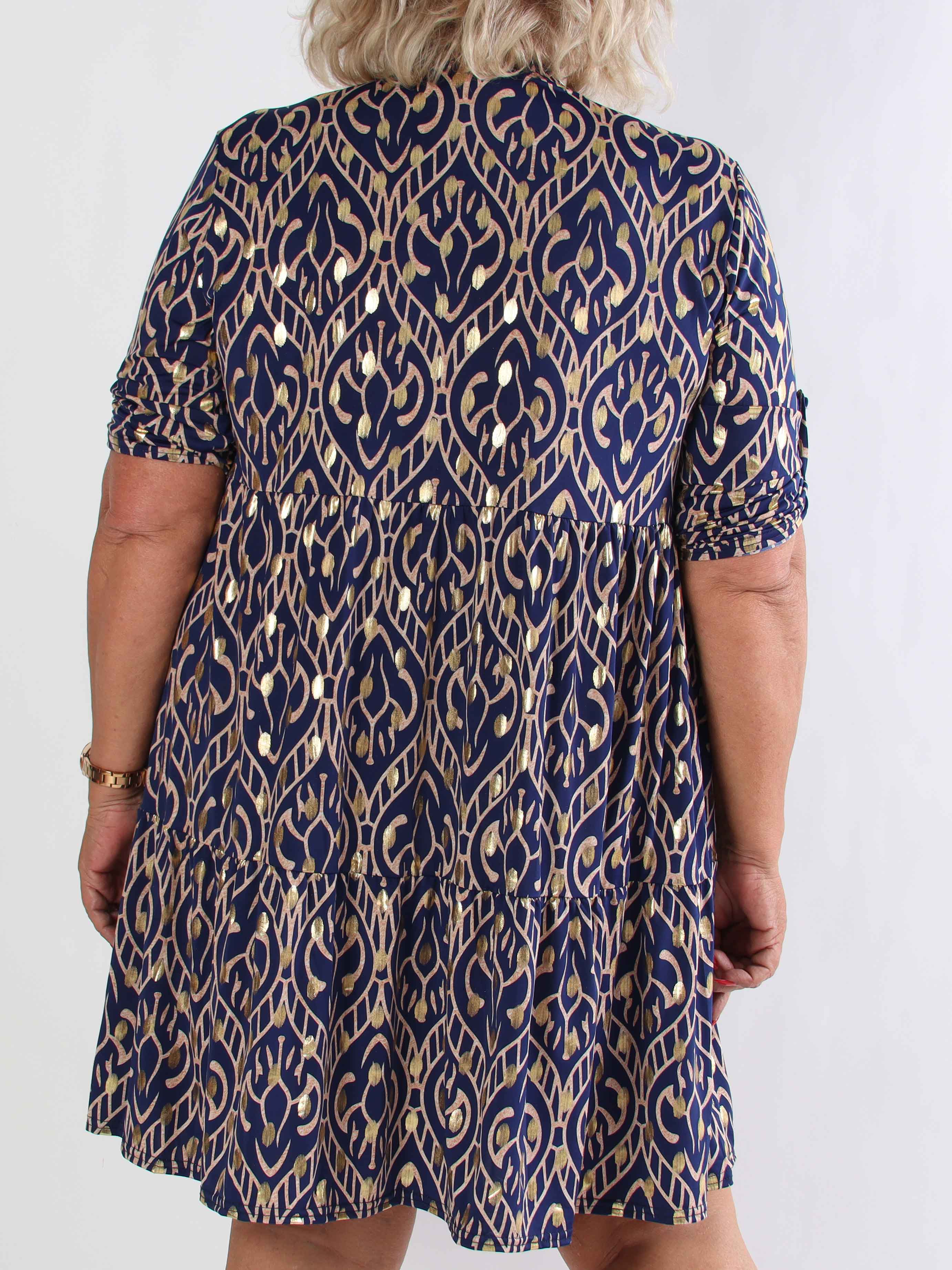 Milano Boho Midi - Mønstret plus size kjole med guld dutter og lag på lag look