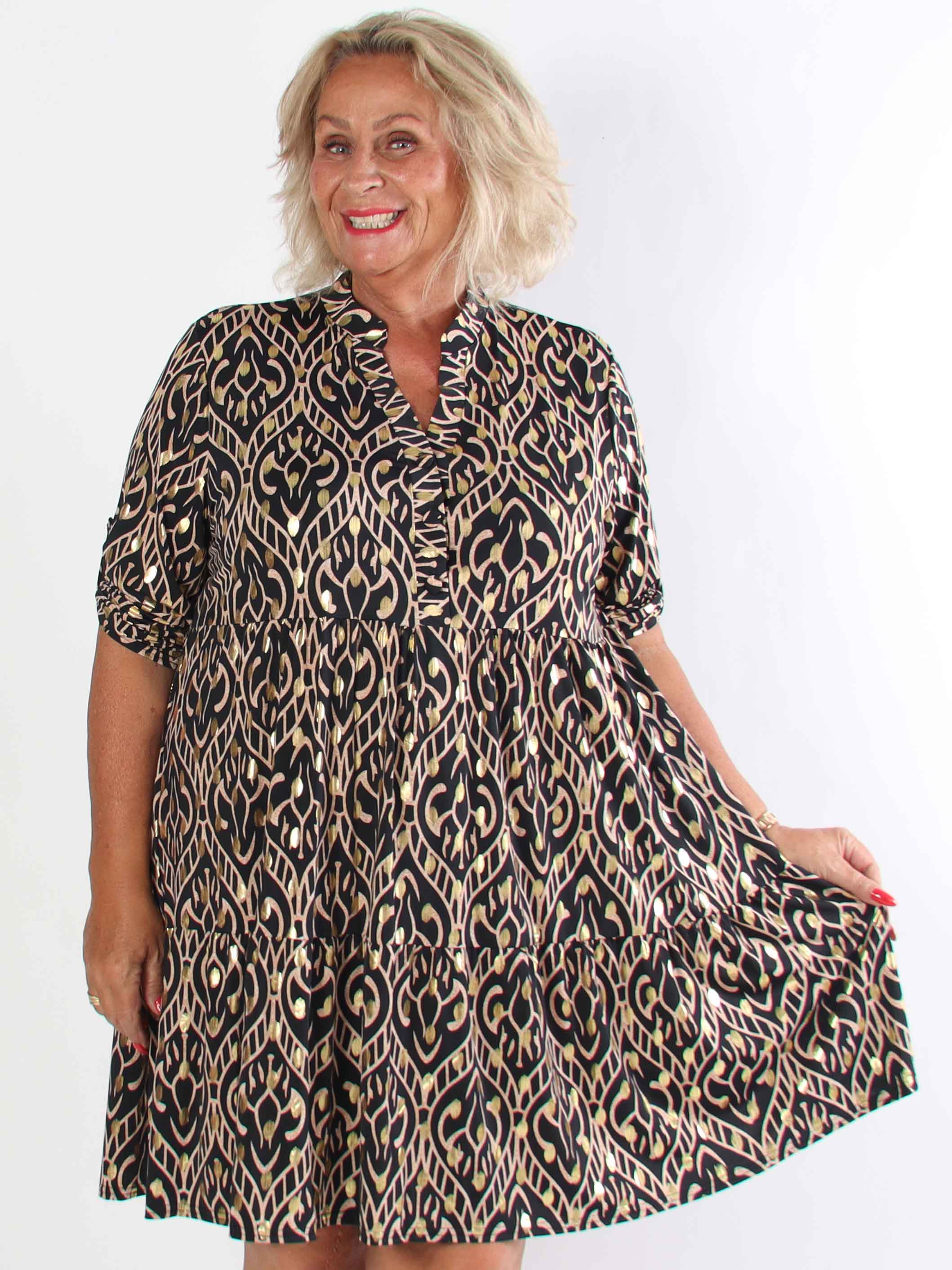 Milano Boho Midi - Mønstret plus size kjole med guld dutter og lag på lag look