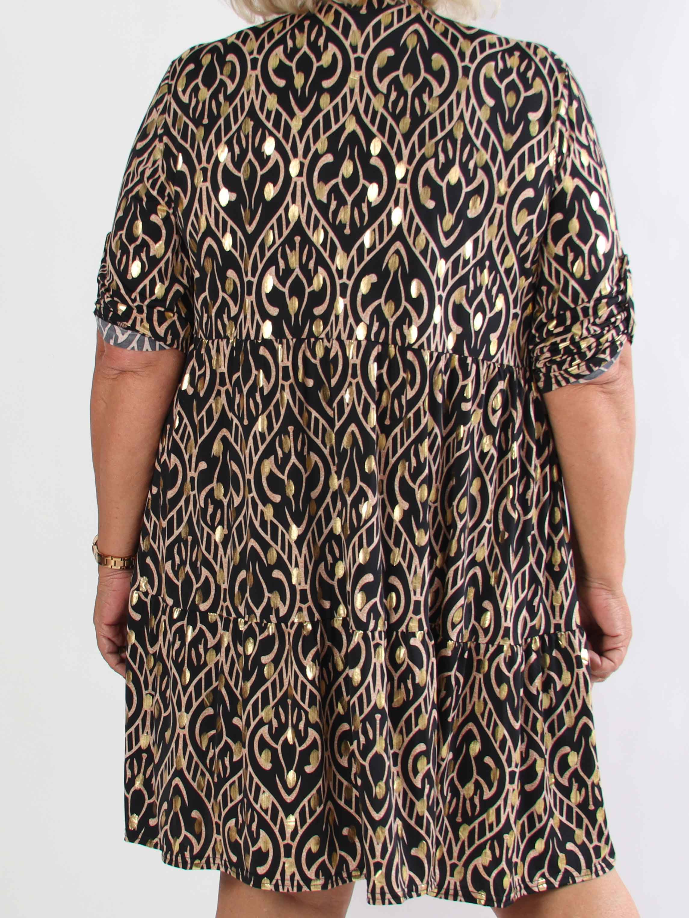 Milano Boho Midi - Mønstret plus size kjole med guld dutter og lag på lag look