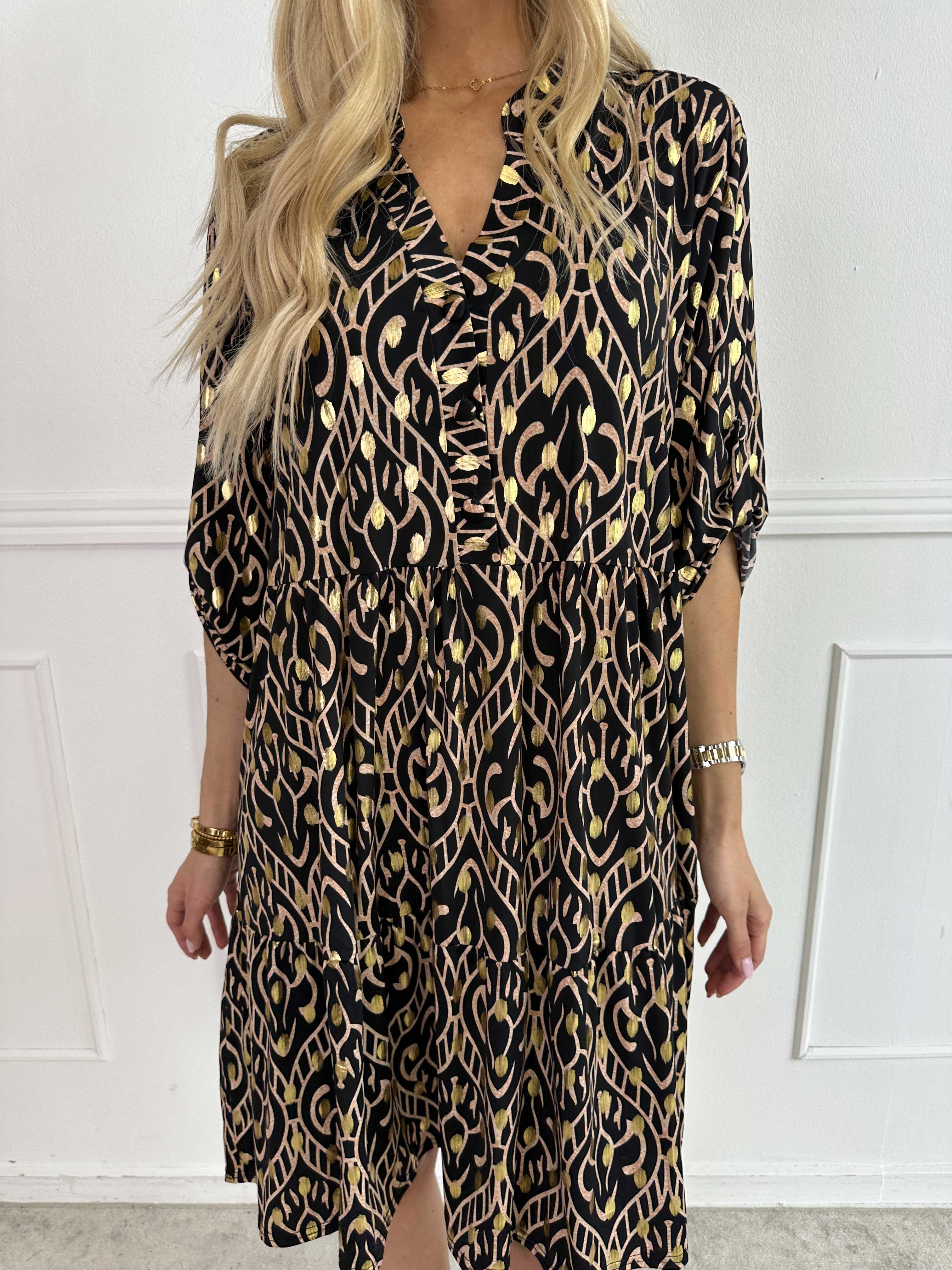 Milano Boho Midi - Mønstret kjole med guld dutter og lag på lag look