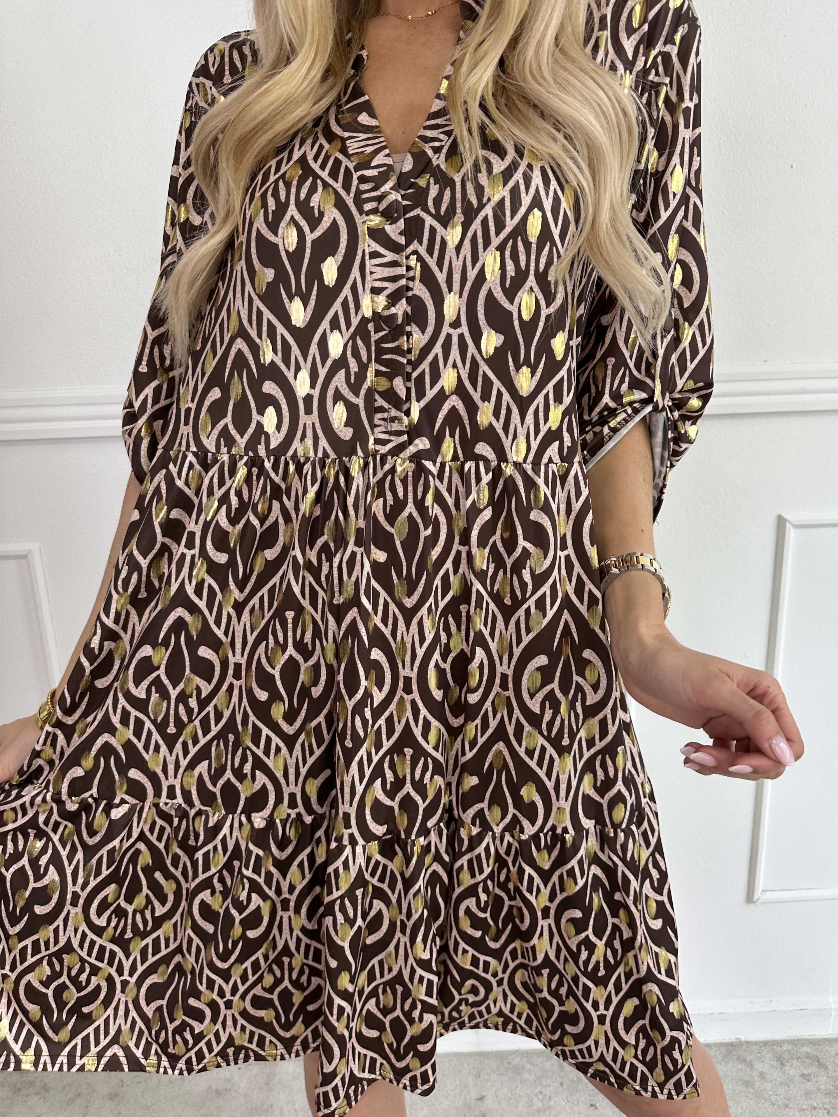 Milano Boho Midi - Mønstret kjole med guld dutter og lag på lag look