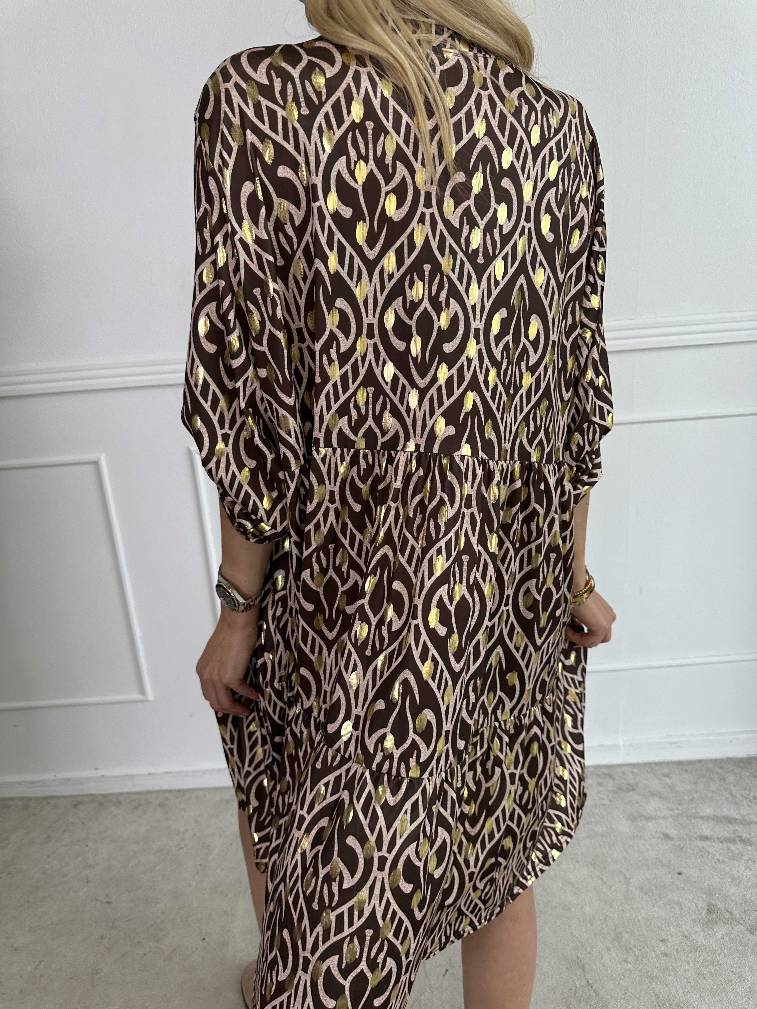 Milano Boho Midi - Mønstret kjole med guld dutter og lag på lag look