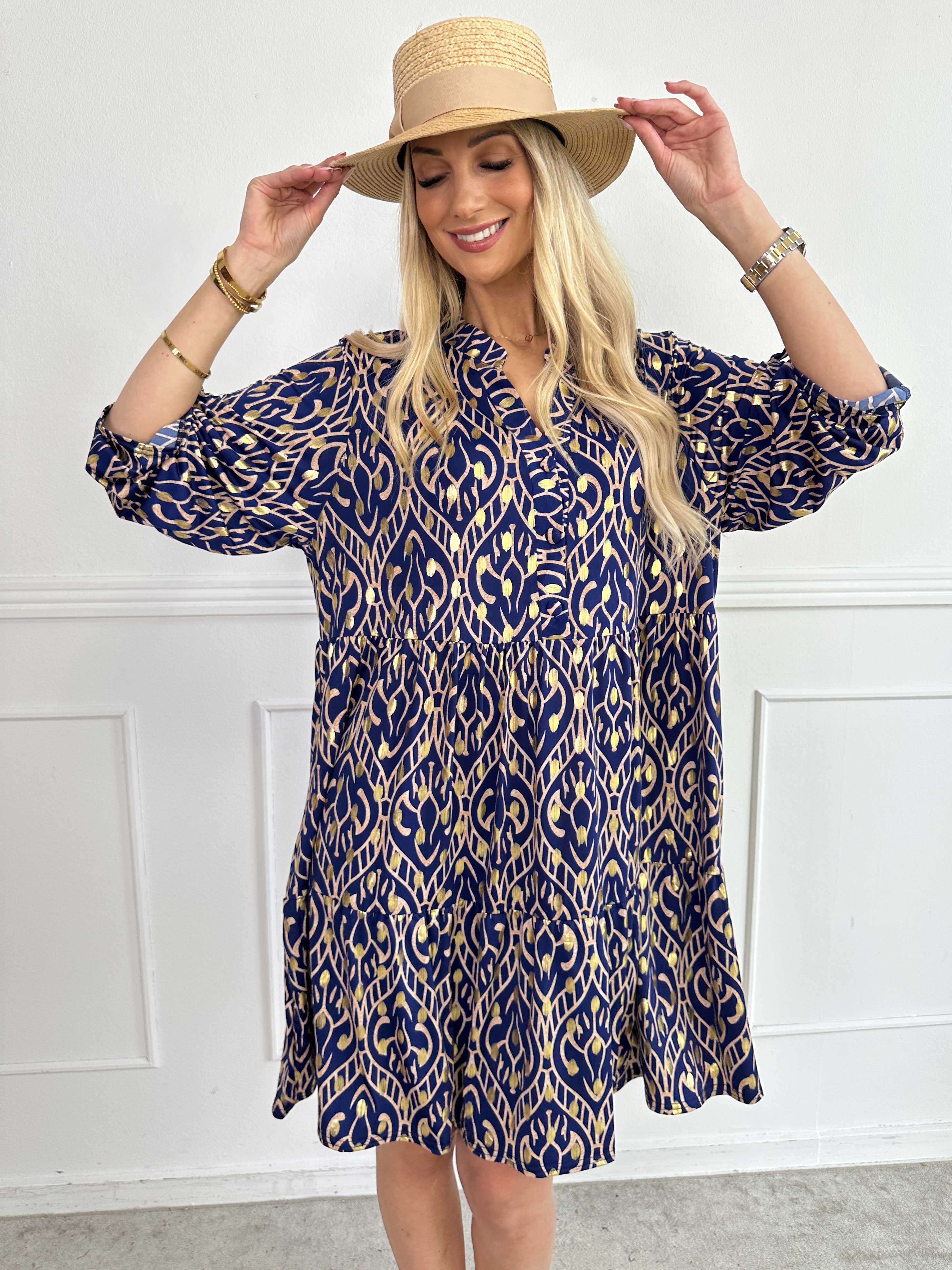 Milano Boho Midi - Mønstret kjole med guld dutter og lag på lag look