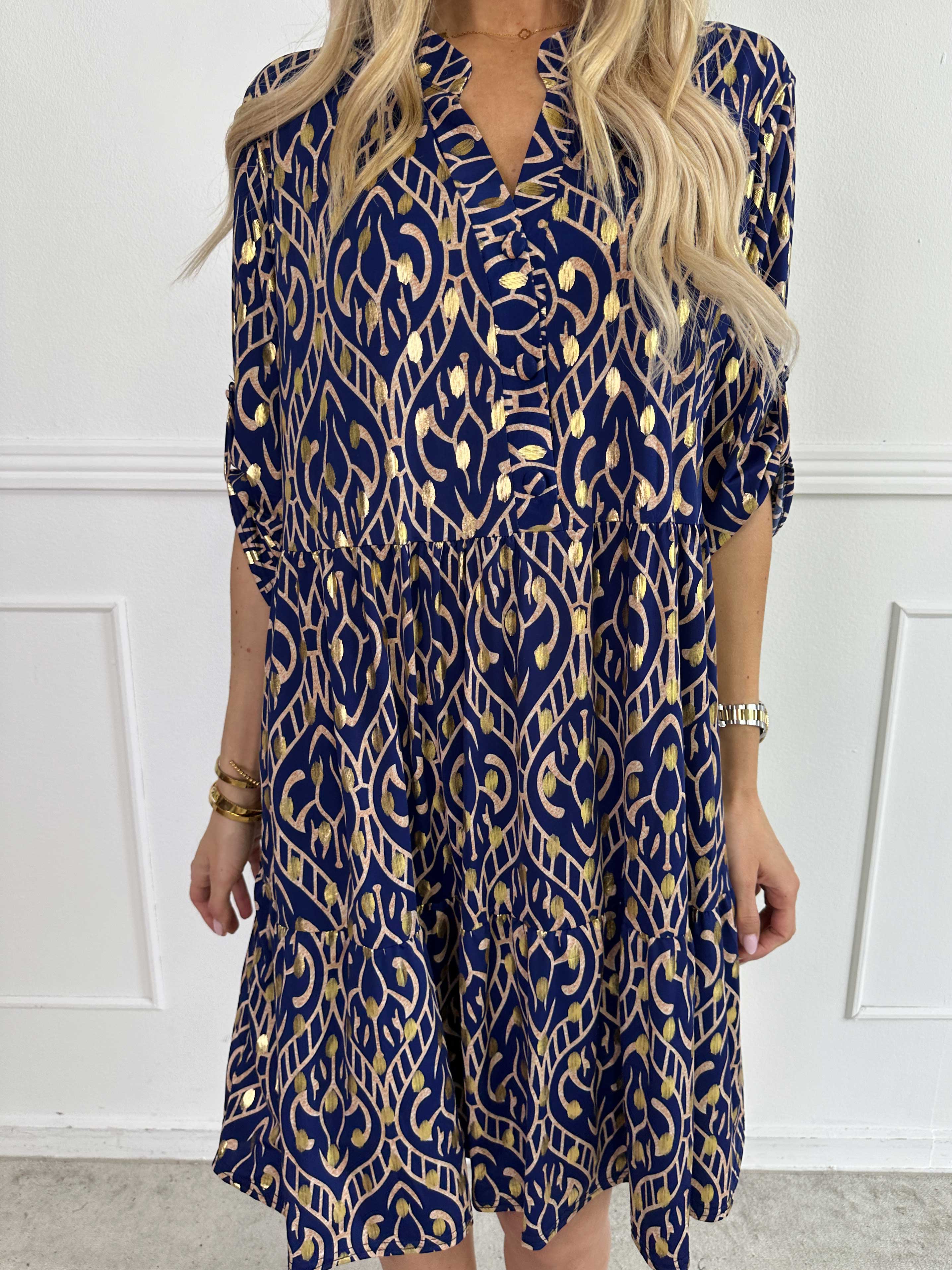 Milano Boho Midi - Mønstret kjole med guld dutter og lag på lag look