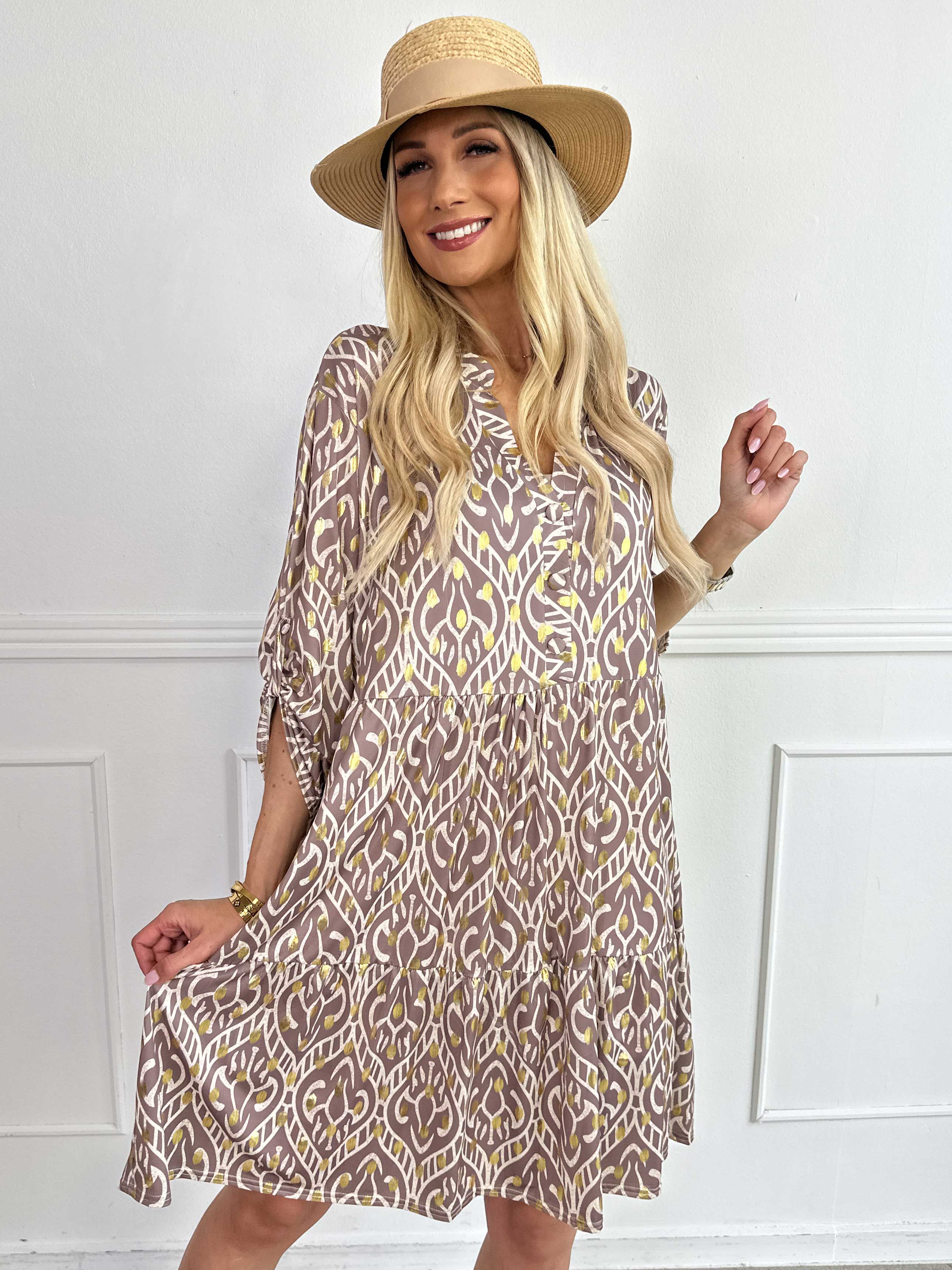 Milano Boho Midi - Mønstret kjole med guld dutter og lag på lag look