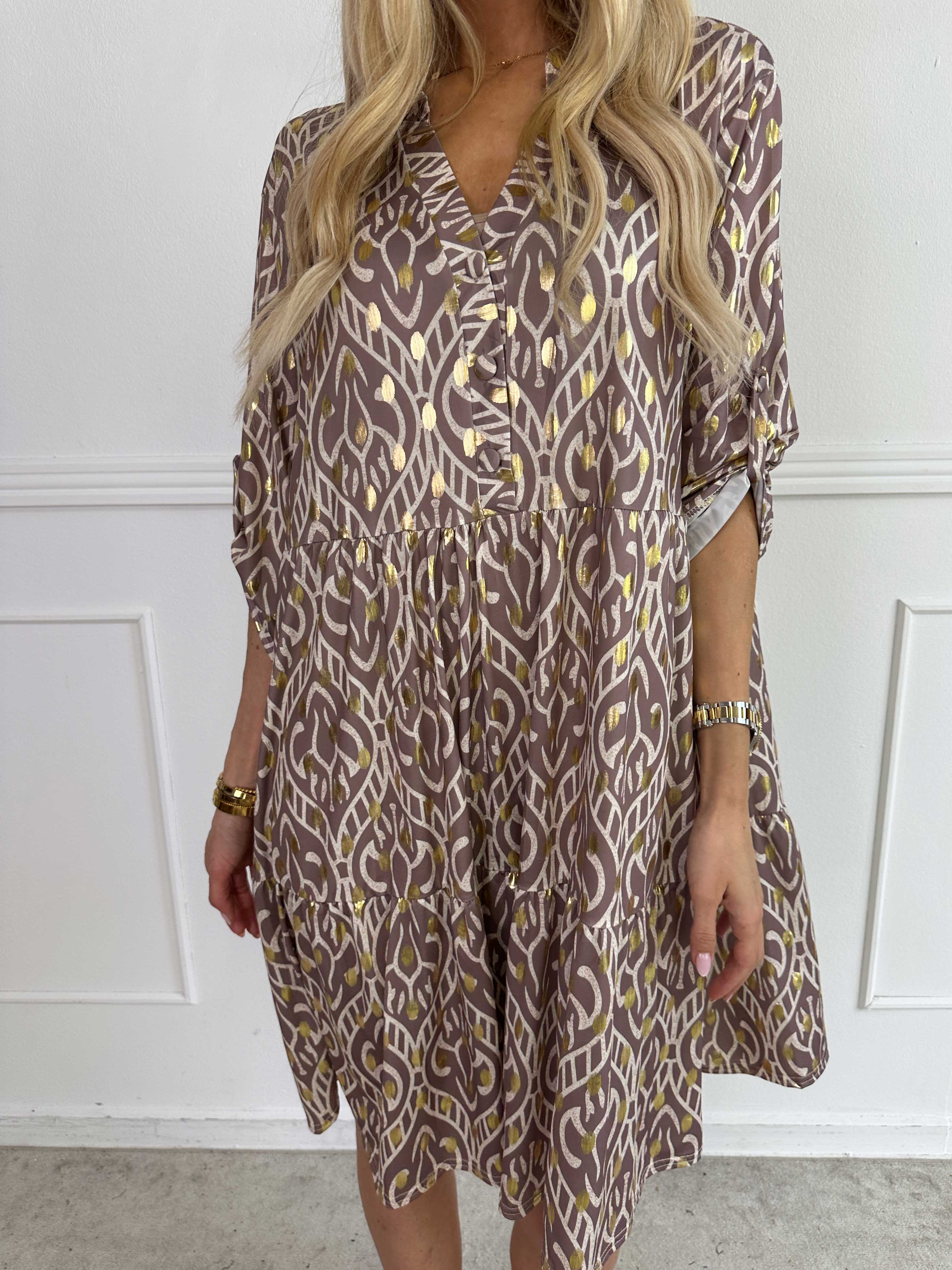 Milano Boho Midi - Mønstret kjole med guld dutter og lag på lag look