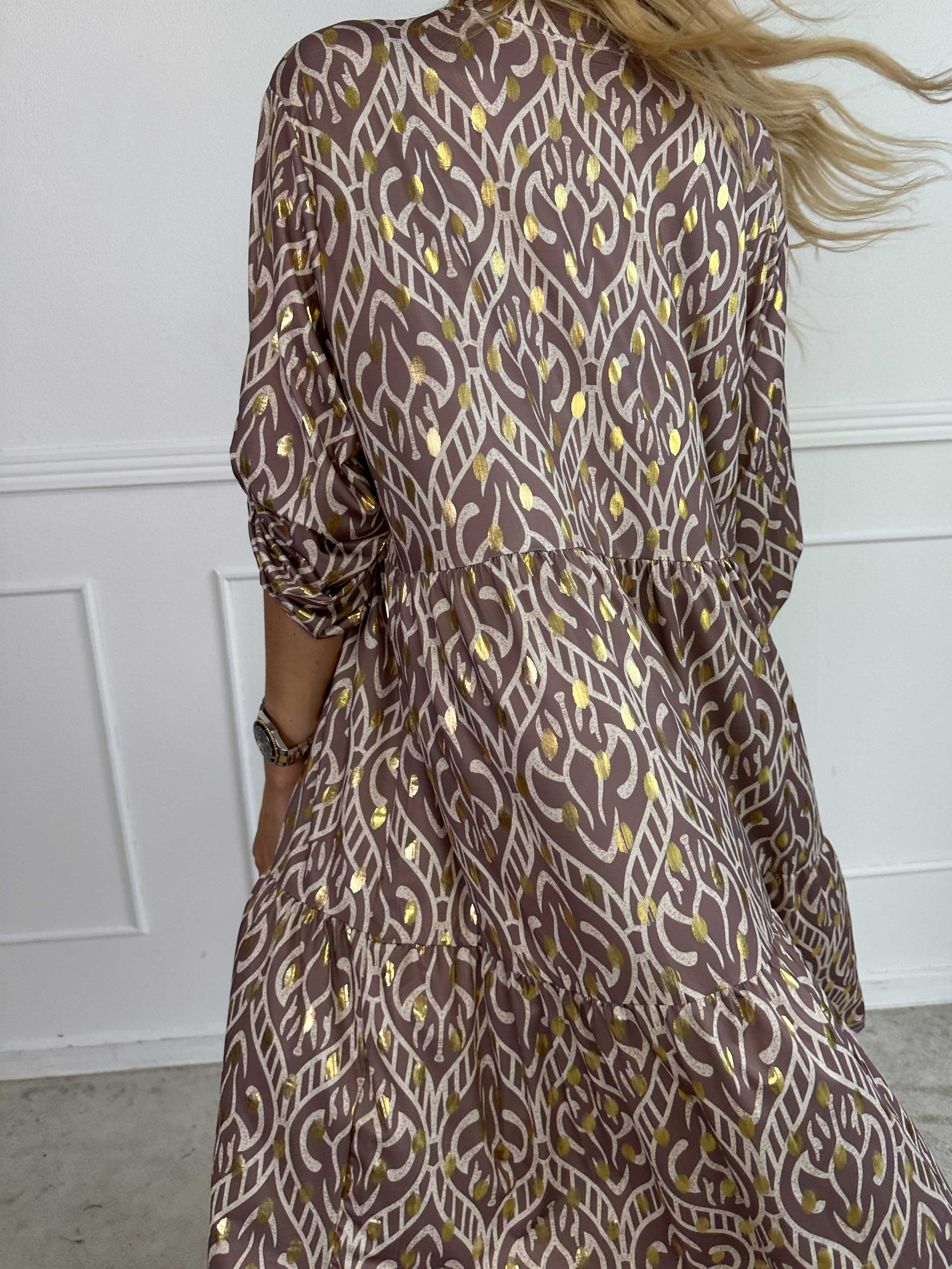 Milano Boho Midi - Mønstret kjole med guld dutter og lag på lag look
