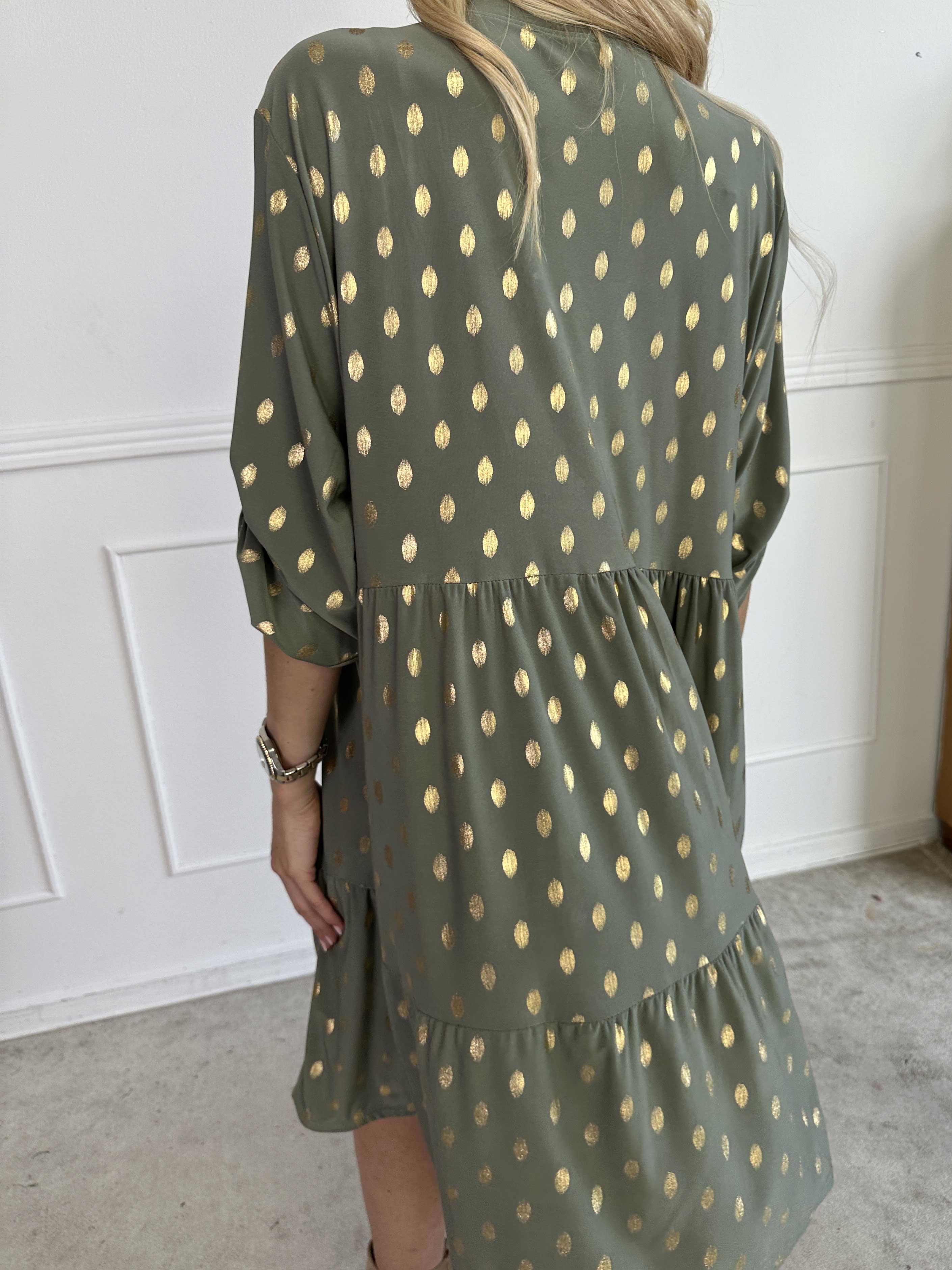 Milano Gold Midi - Elastisk kjole med guld dutter og lag på lag look