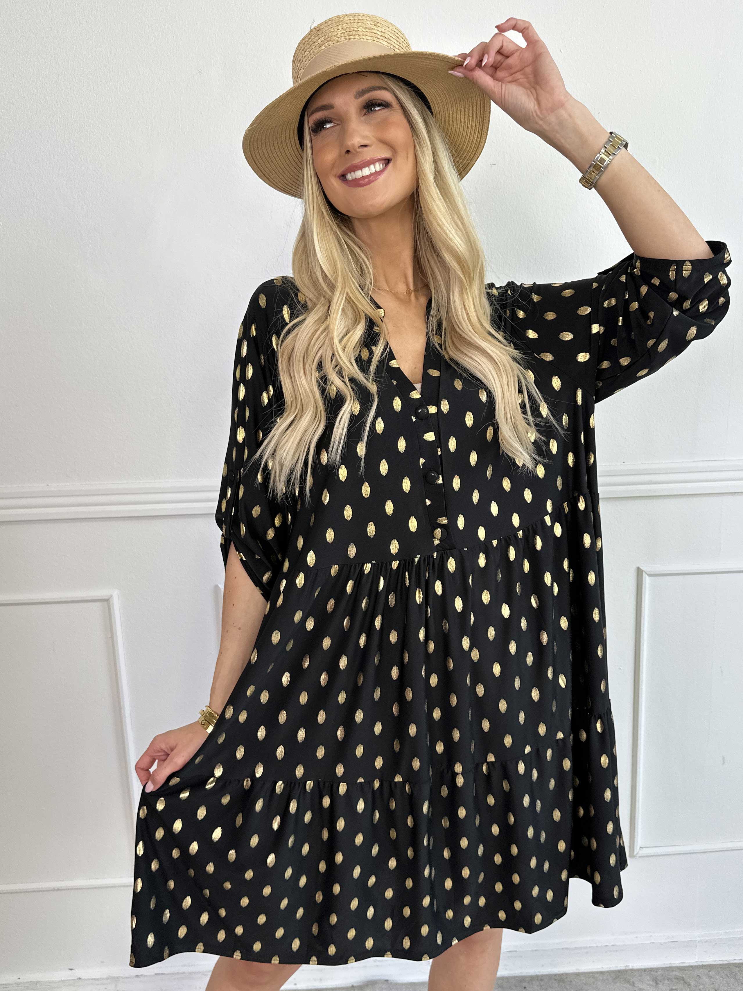 Milano Gold Midi - Elastisk kjole med guld dutter og lag på lag look