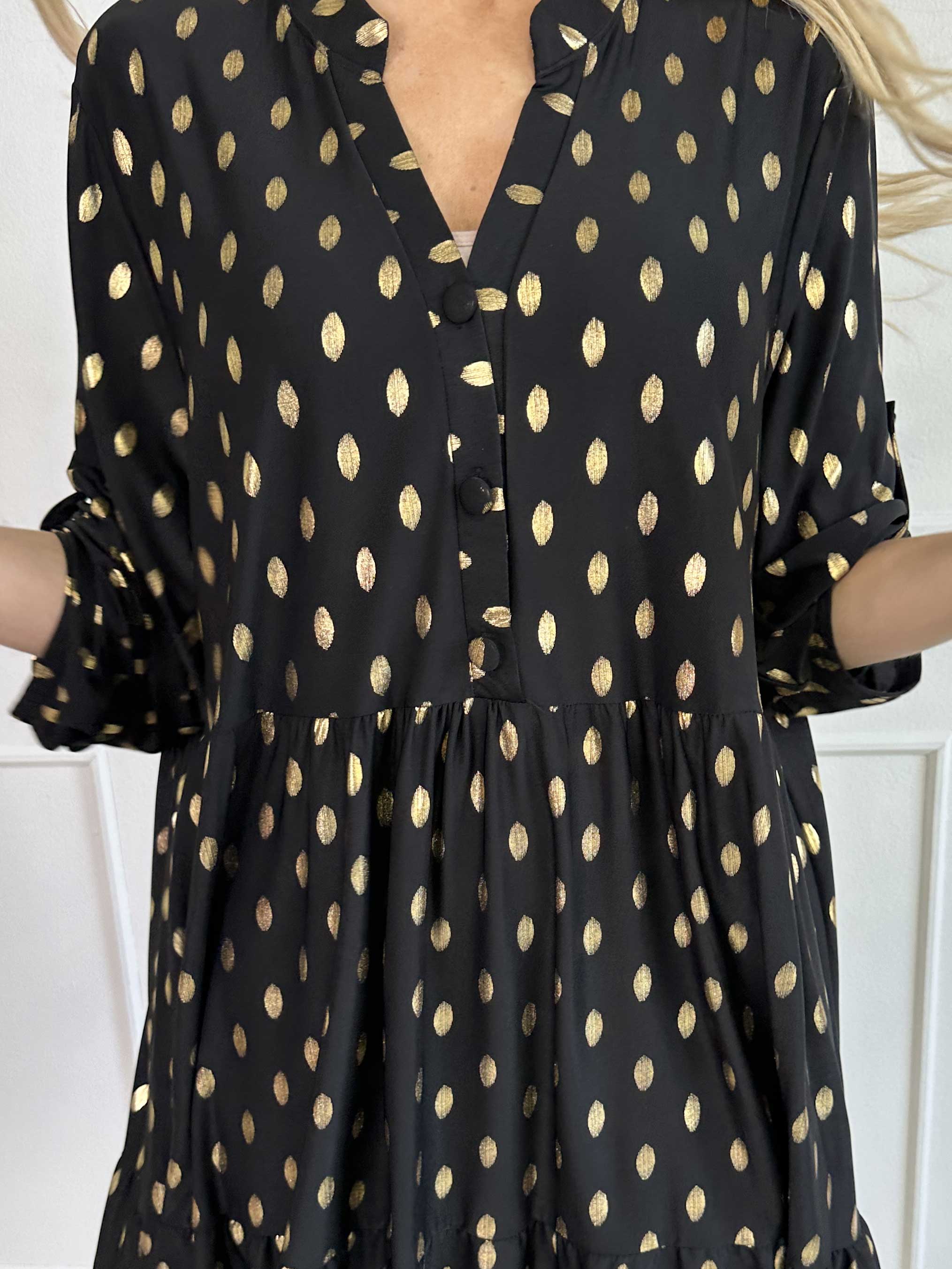 Milano Gold Midi - Elastisk kjole med guld dutter og lag på lag look