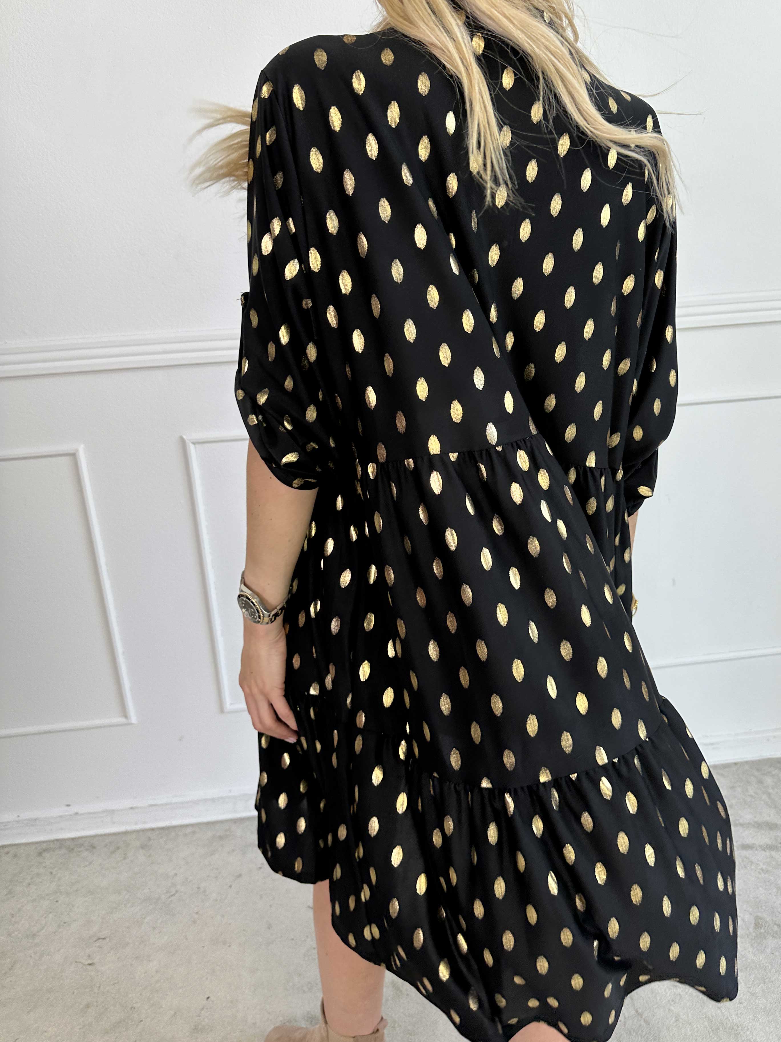 Milano Gold Midi - Elastisk kjole med guld dutter og lag på lag look