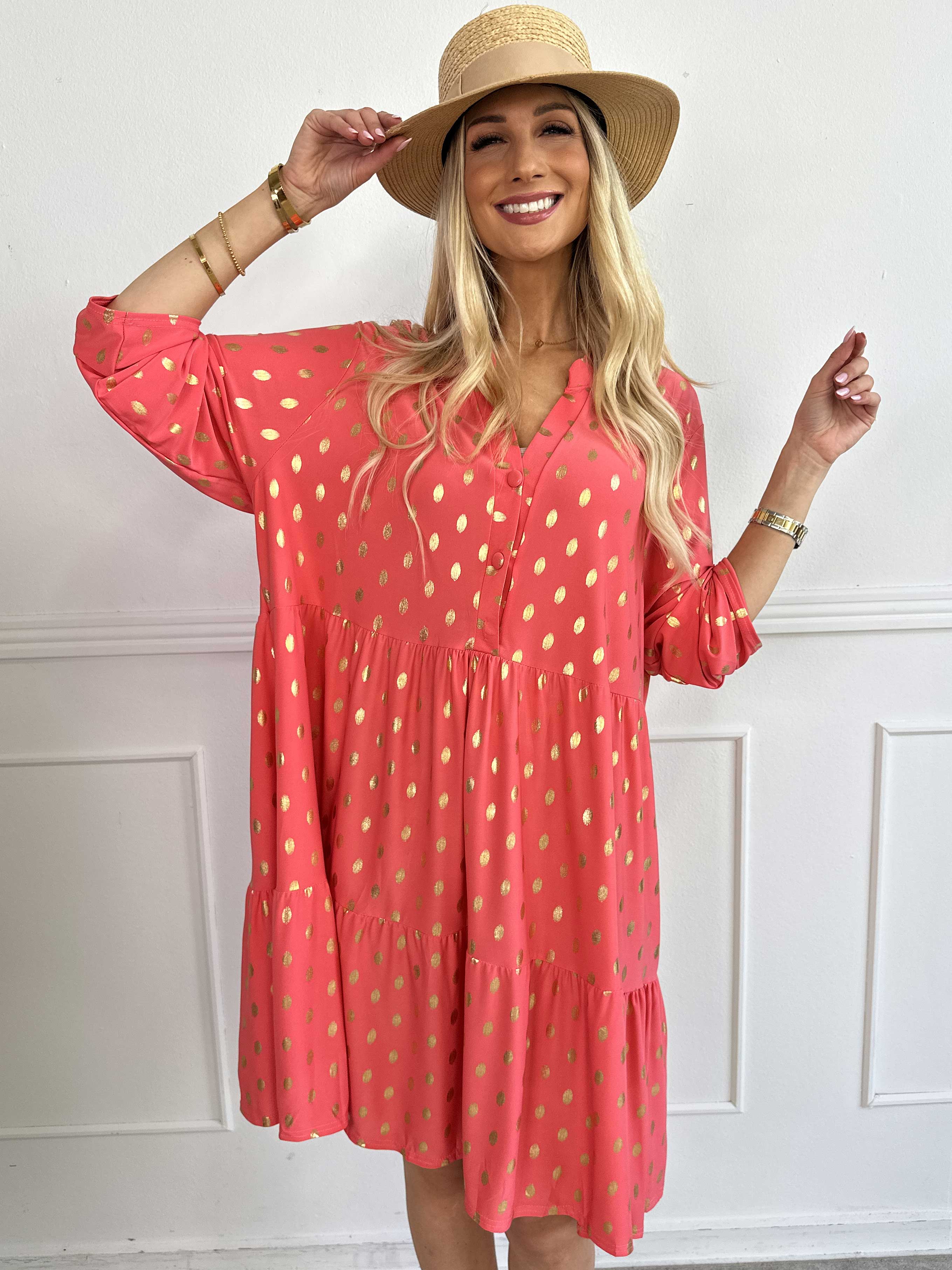 Milano Gold Midi - Elastisk kjole med guld dutter og lag på lag look