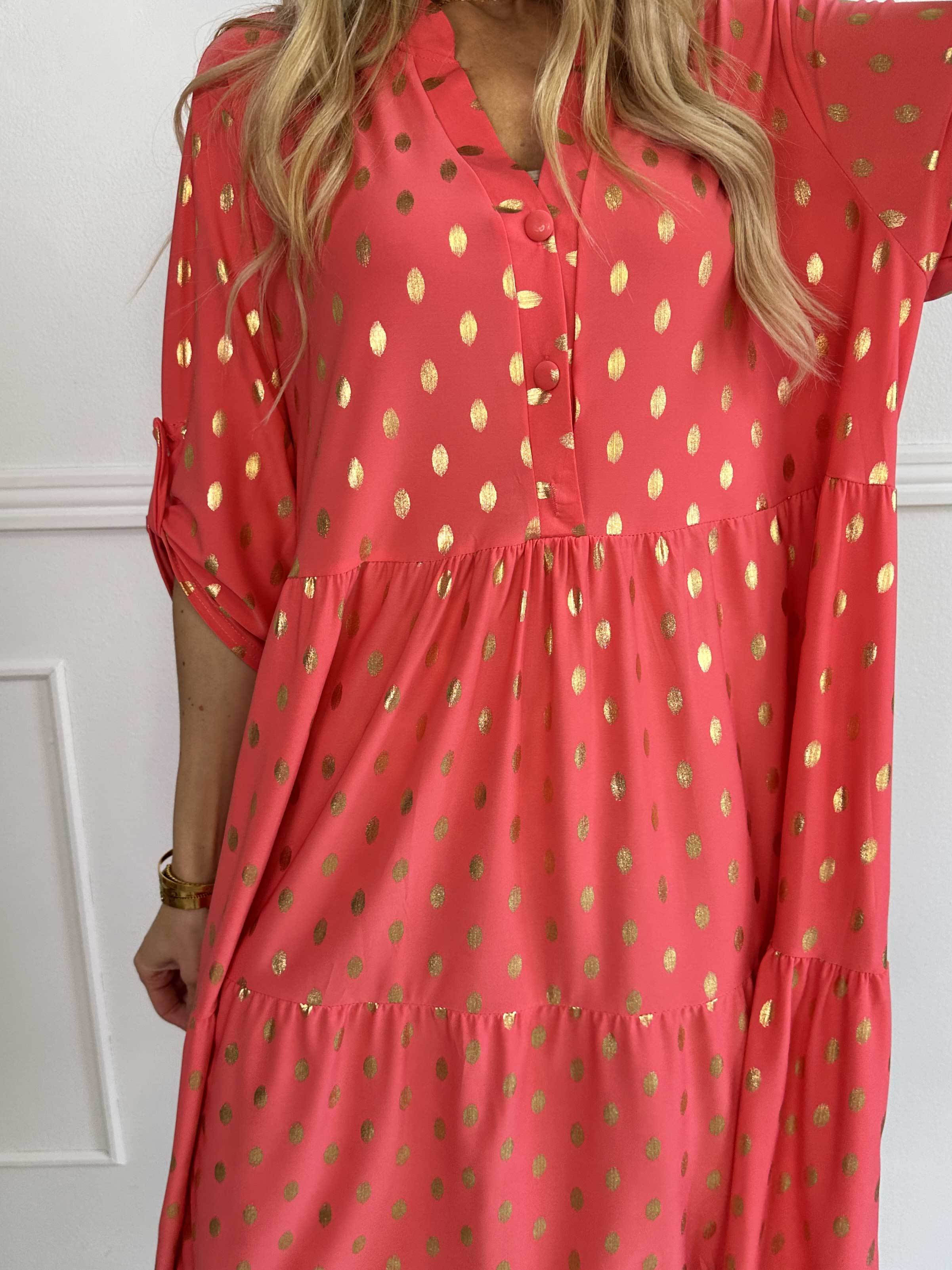 Milano Gold Midi - Elastisk kjole med guld dutter og lag på lag look