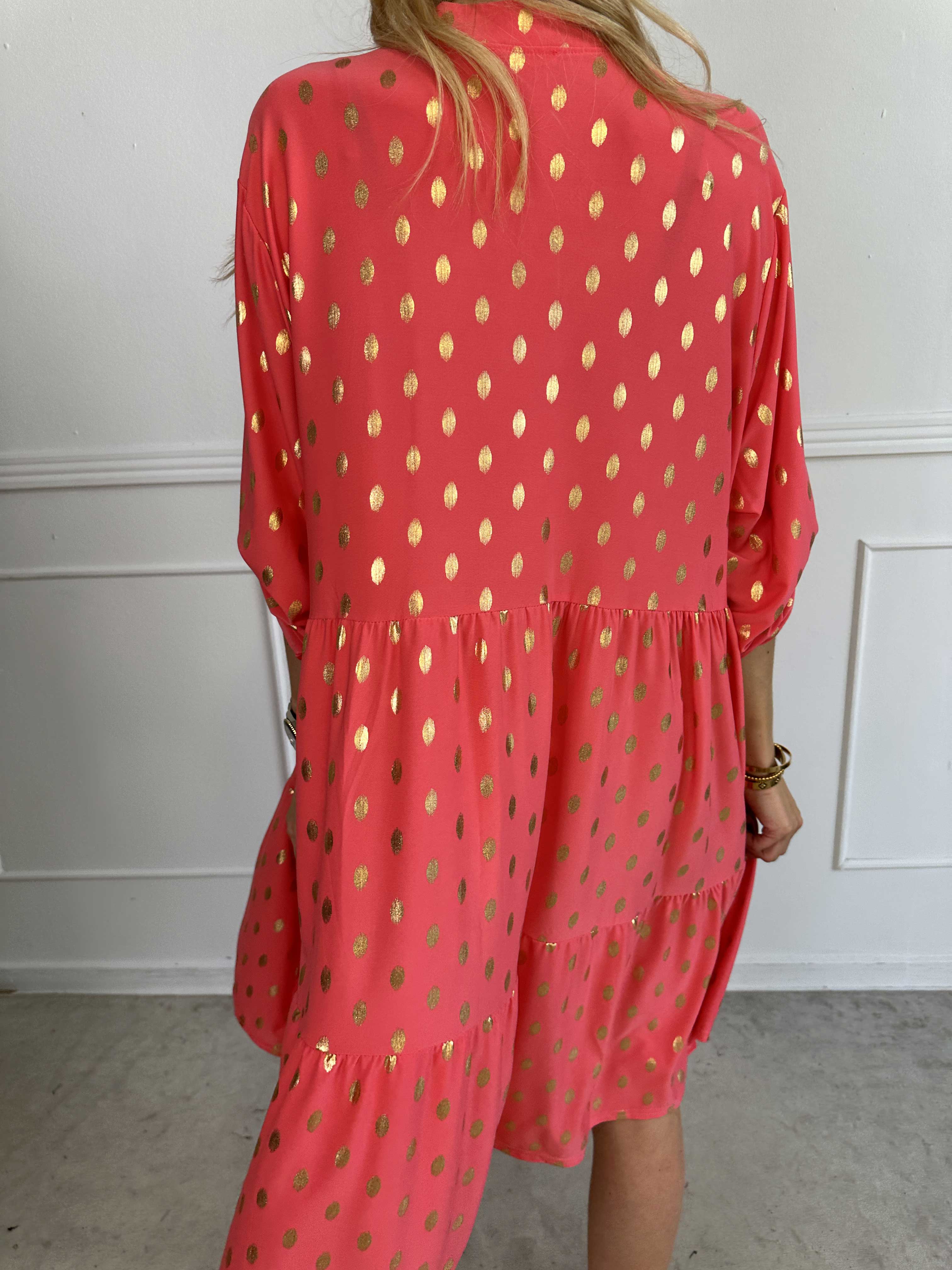 Milano Gold Midi - Elastisk kjole med guld dutter og lag på lag look