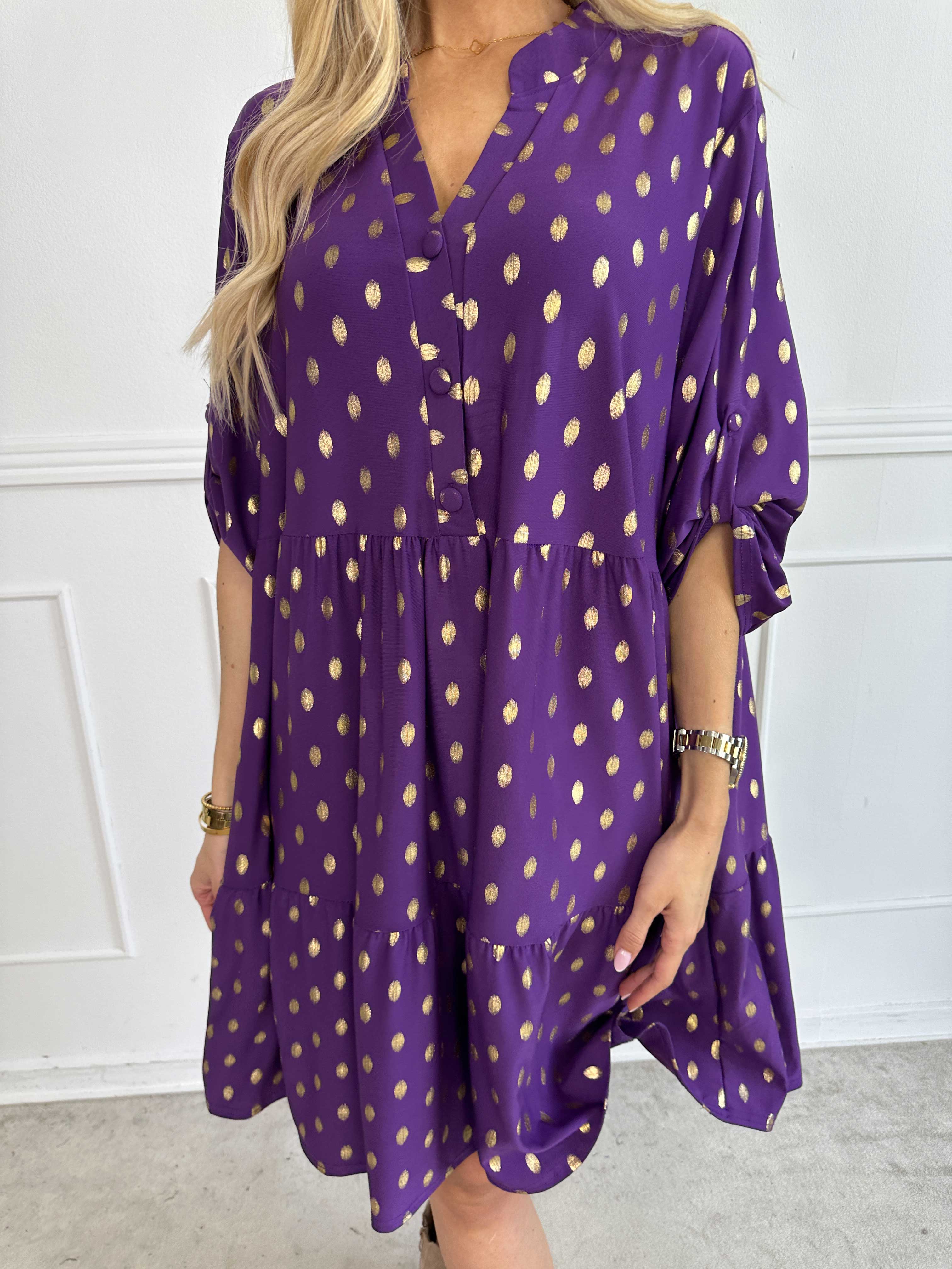 Milano Gold Midi - Elastisk kjole med guld dutter og lag på lag look