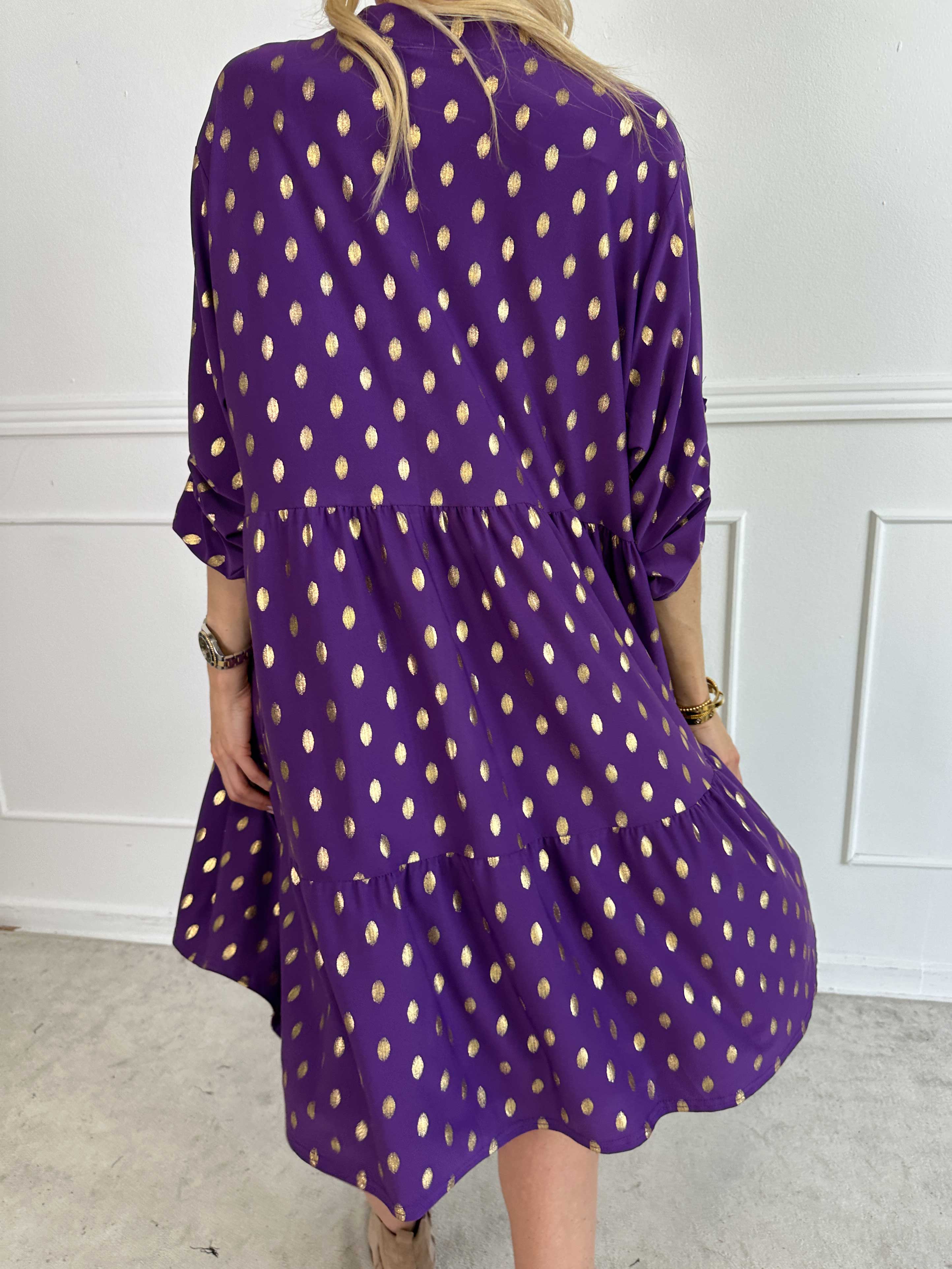 Milano Gold Midi - Elastisk kjole med guld dutter og lag på lag look