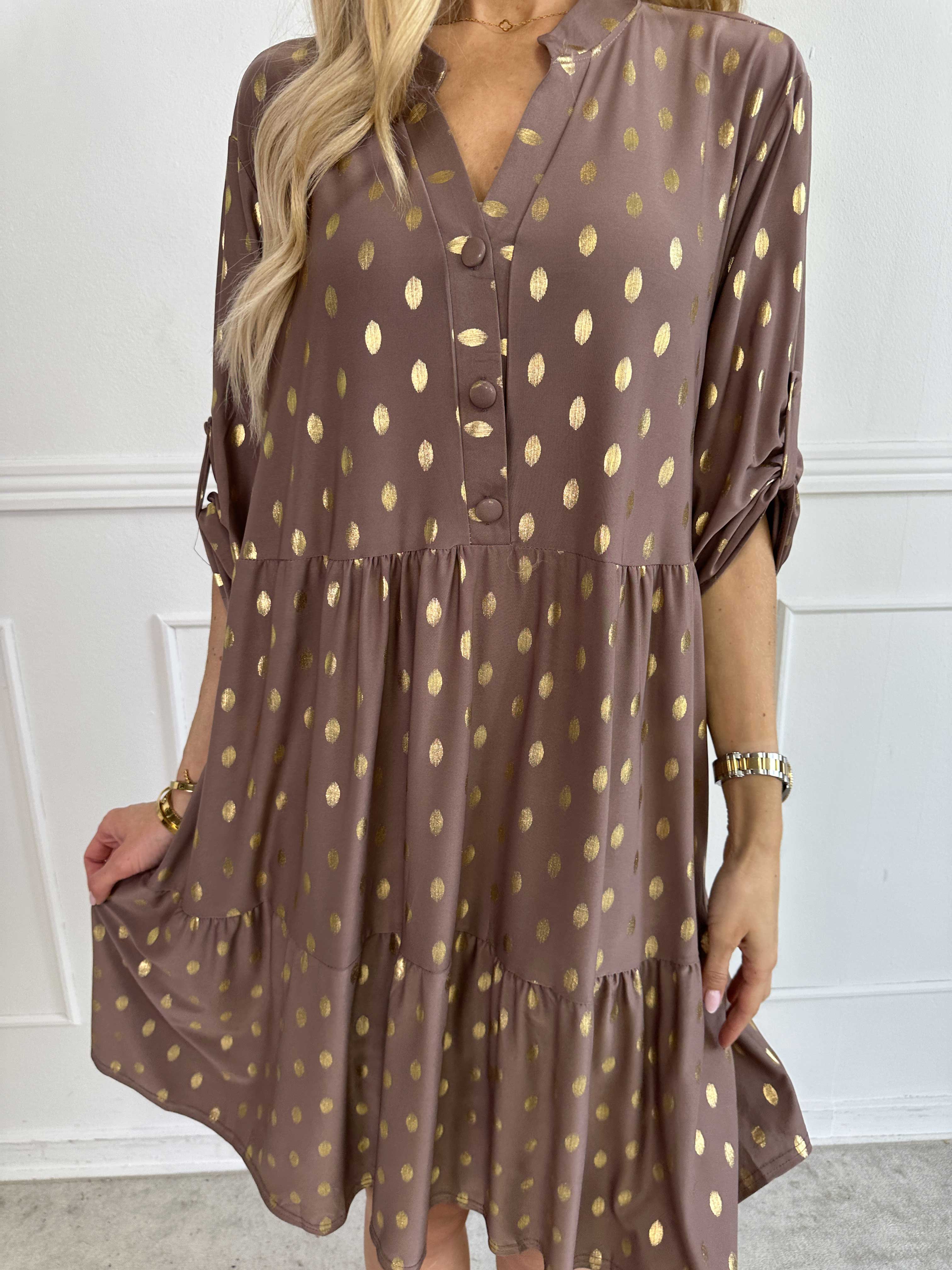 Milano Gold Midi - Elastisk kjole med guld dutter og lag på lag look