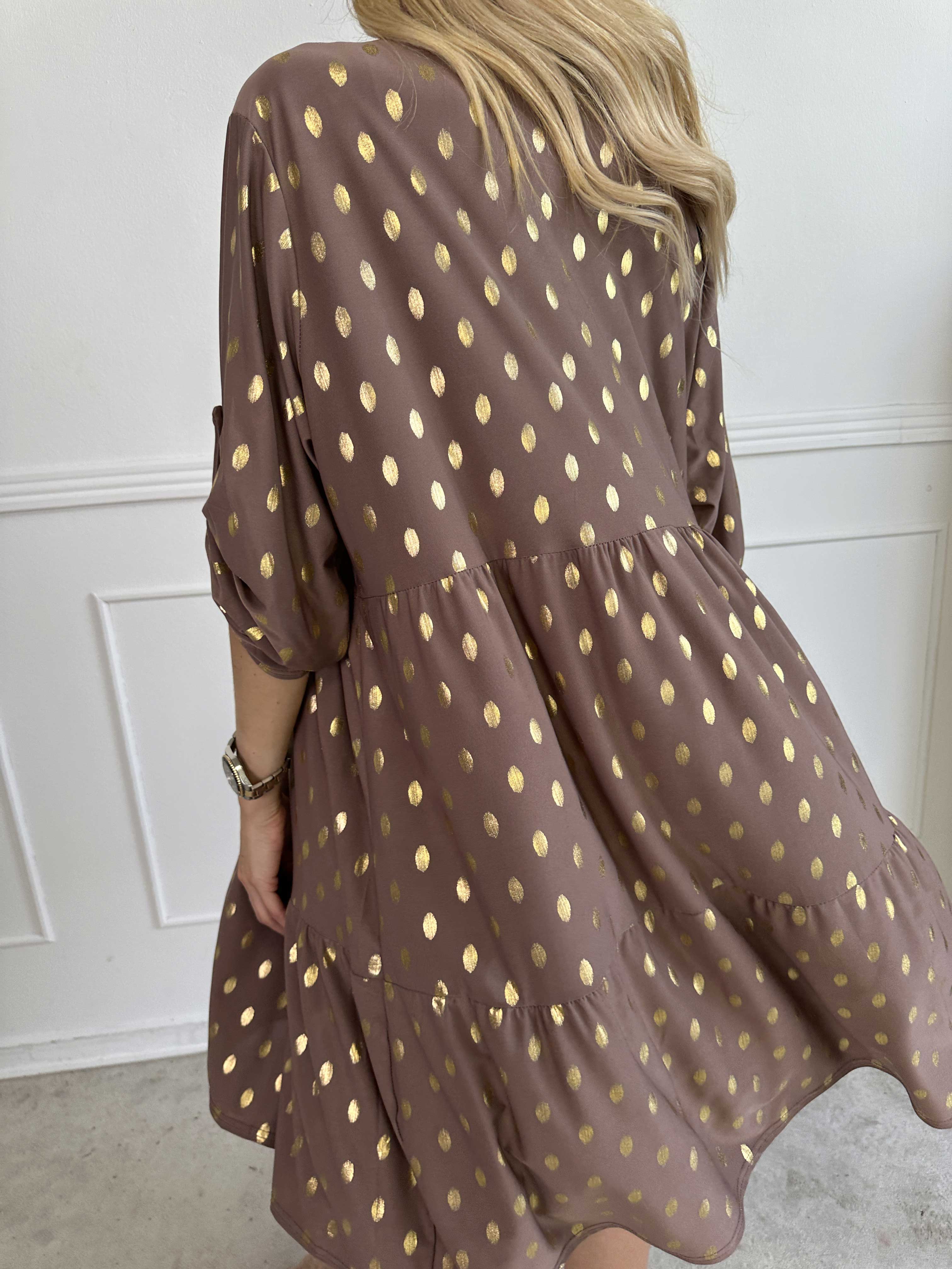 Milano Gold Midi - Elastisk kjole med guld dutter og lag på lag look