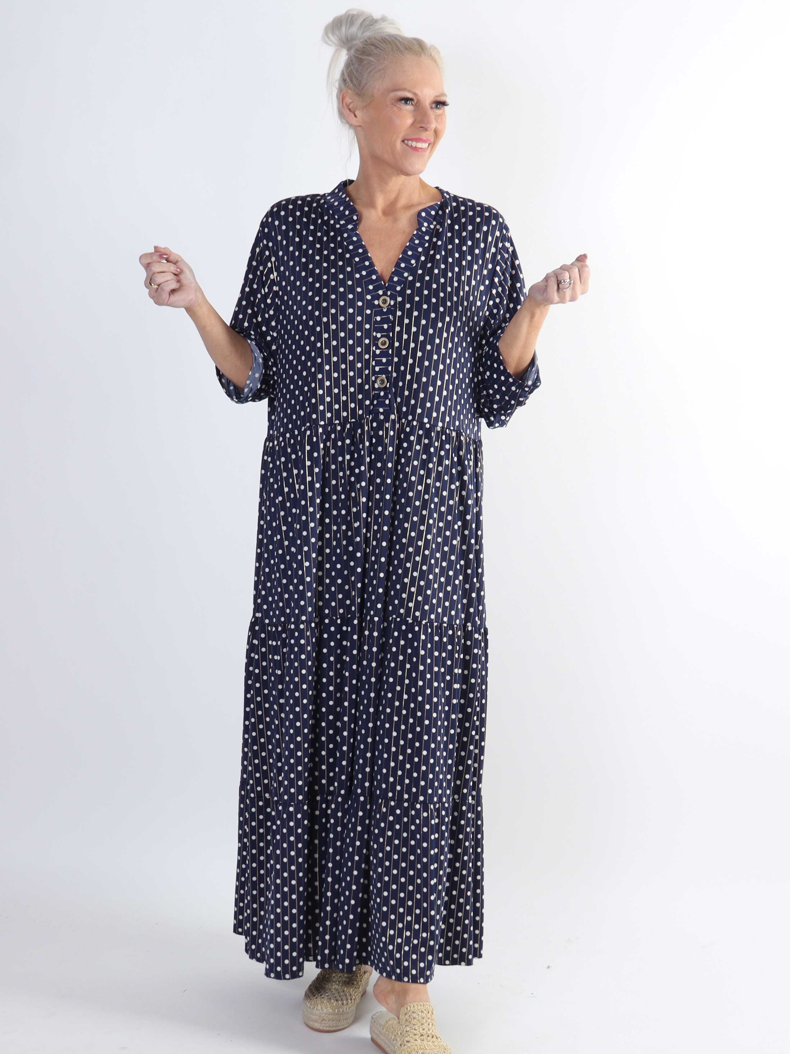 Milano Dot - Lang plus size kjole med prikker og lag på lag look