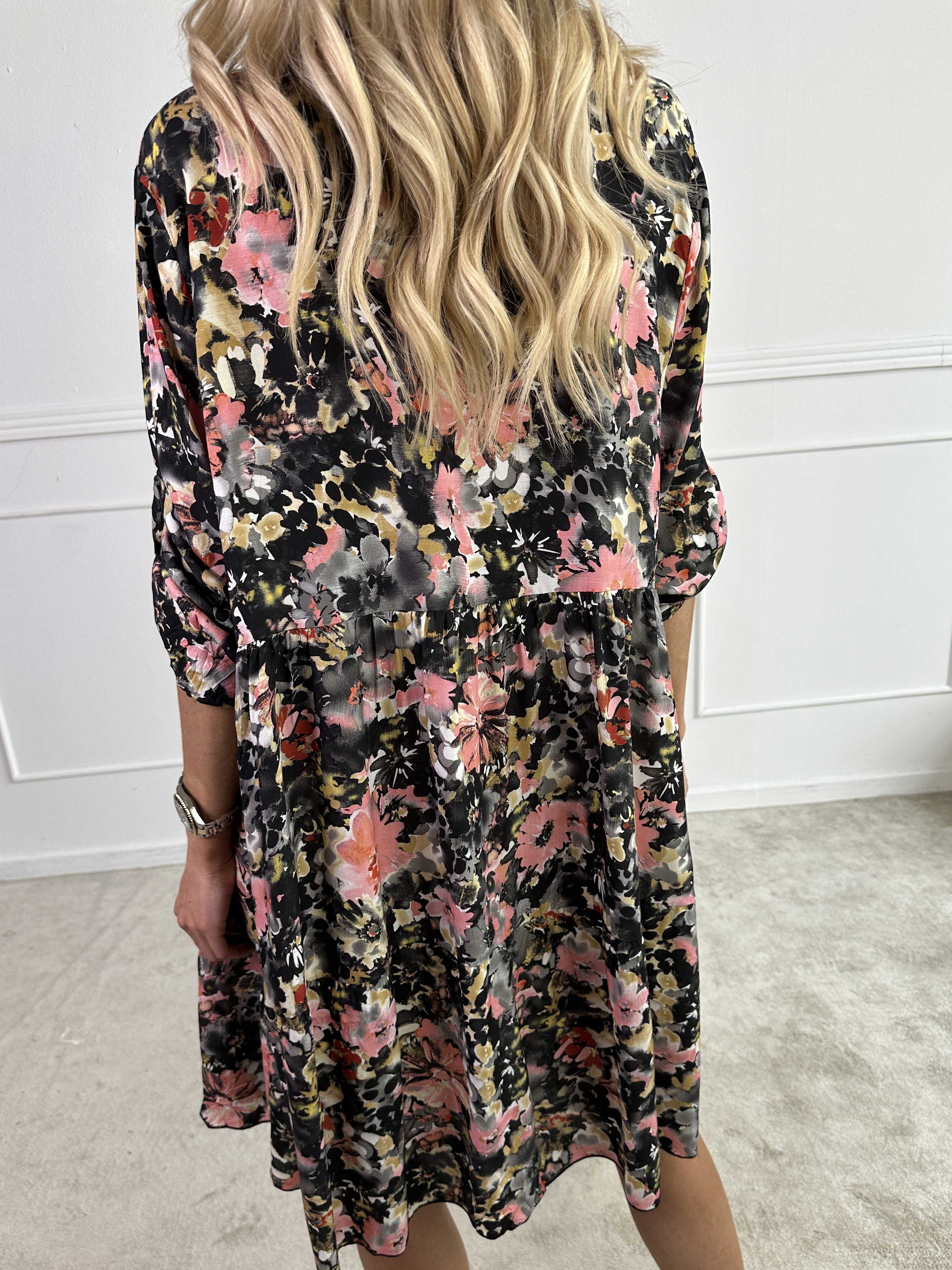 Milano Floral Viscose Midi - Kjole i viskose med blomsterprint