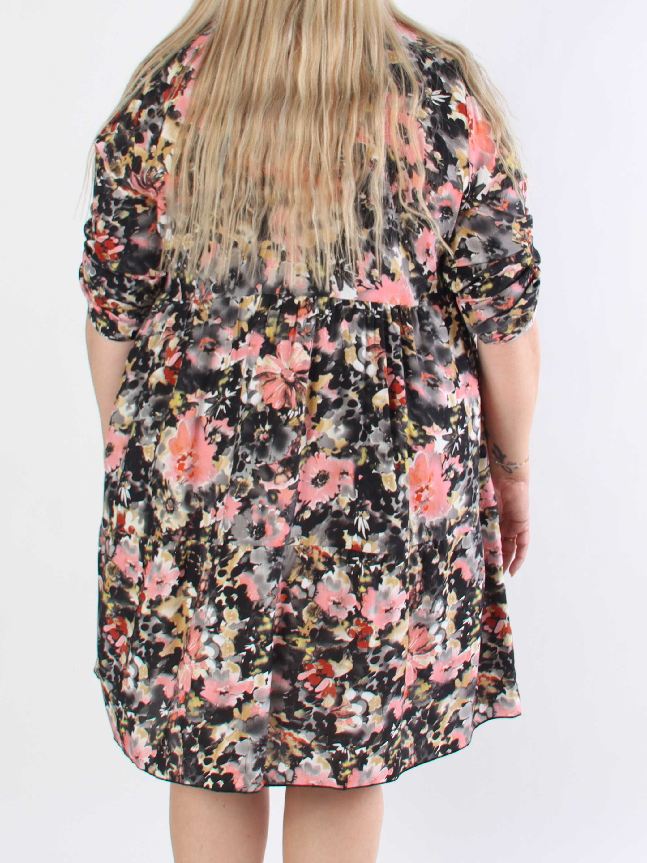 Milano Floral Viscose Midi - Plus size kjole i viskose med blomsterprint