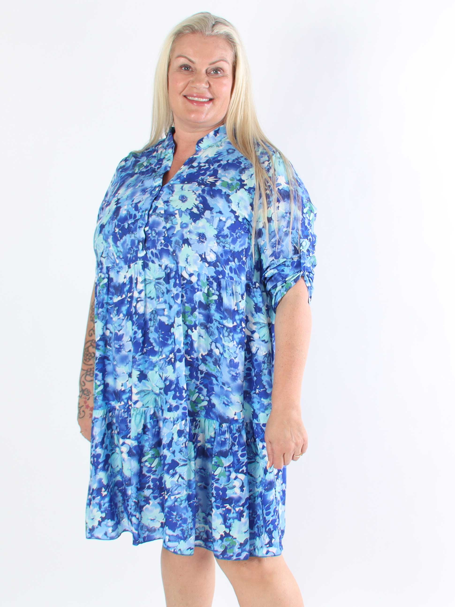 Milano Floral Viscose Midi - Plus size kjole i viskose med blomsterprint