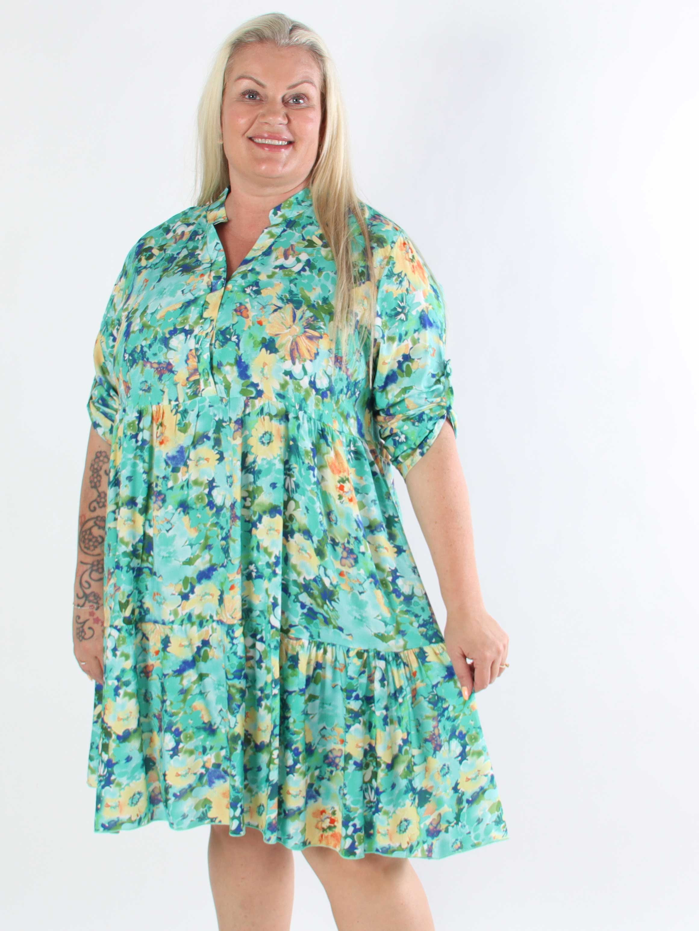 Milano Floral Viscose Midi - Plus size kjole i viskose med blomsterprint