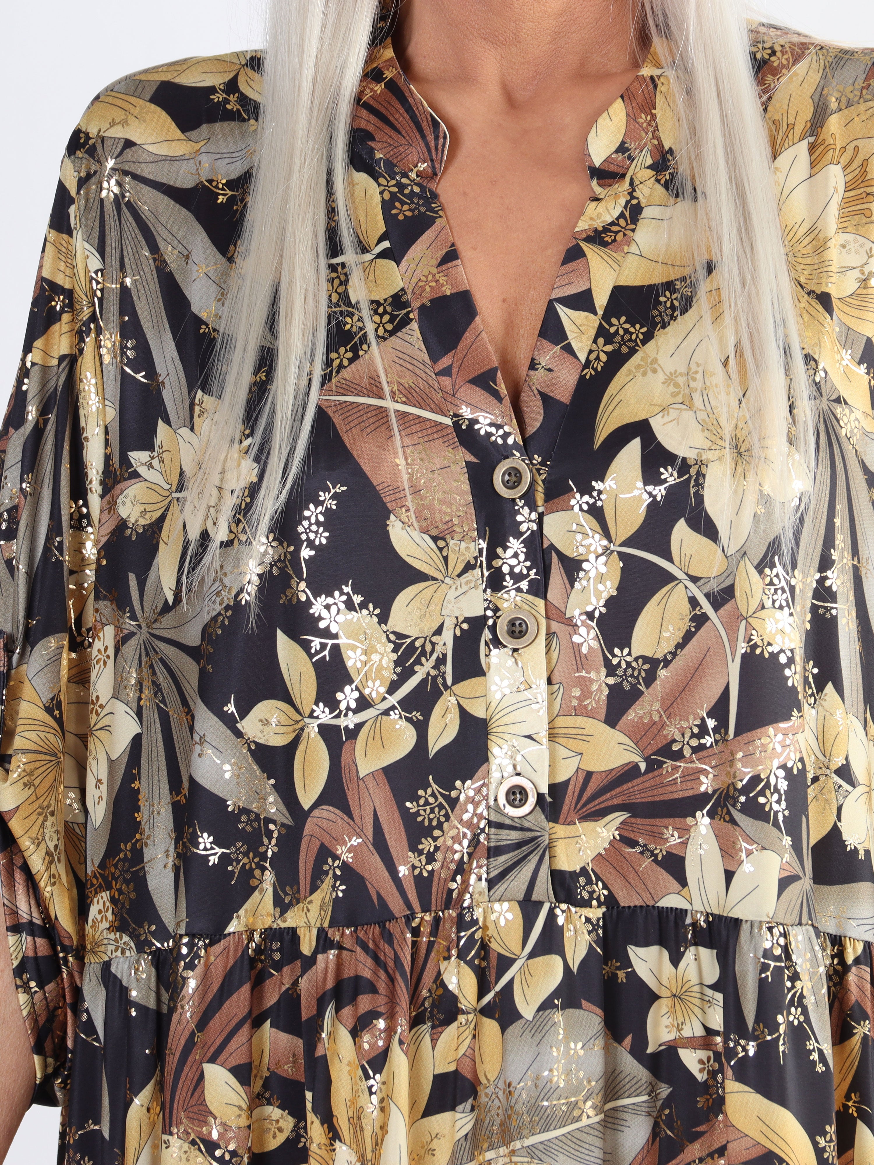 Milano Gold Flower - Lang plus size kjole med lag på lag look