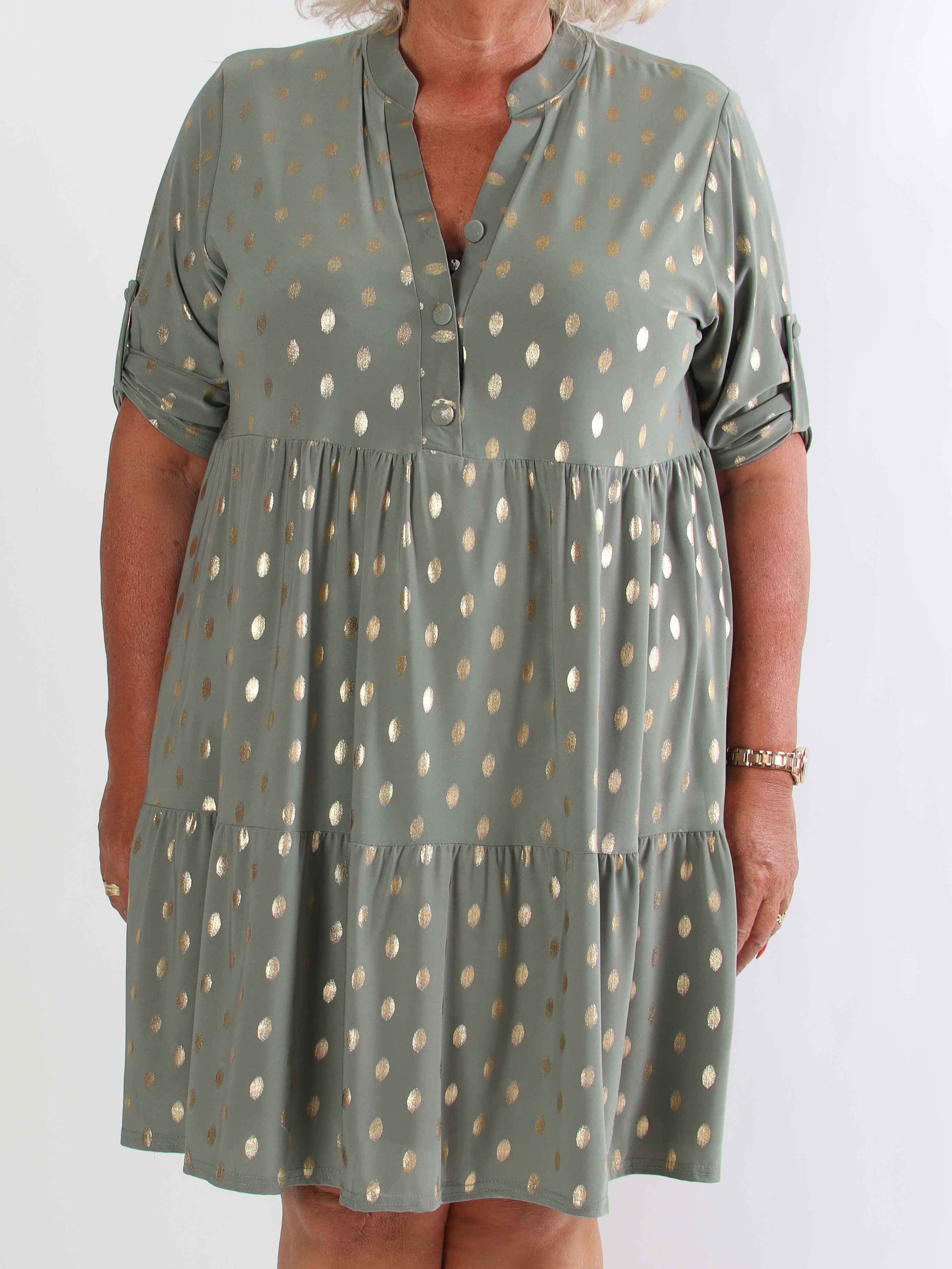 Milano Gold Midi - Plus size kjole med guld dutter og lag på lag look
