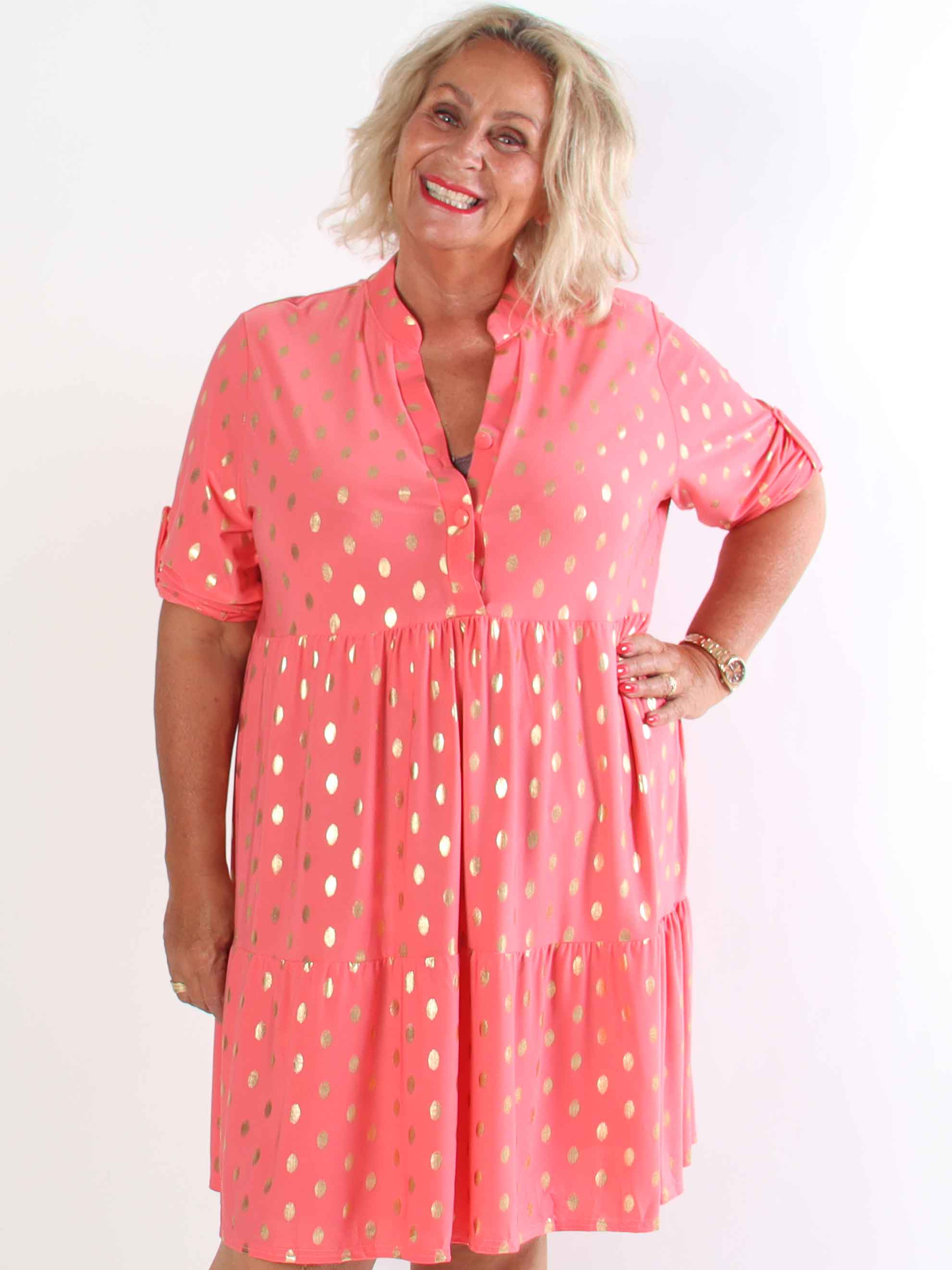 Milano Gold Midi - Plus size kjole med guld dutter og lag på lag look