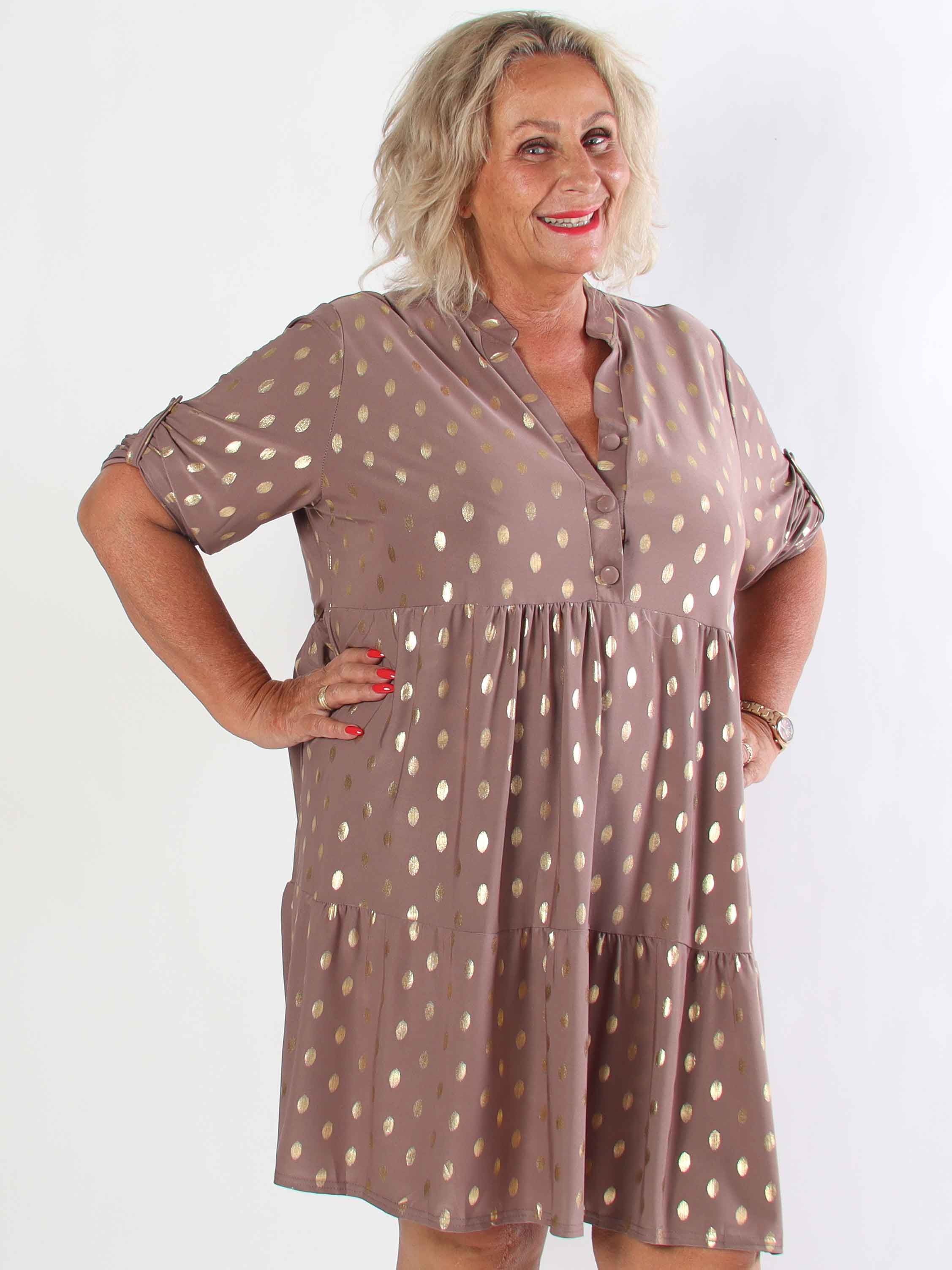Milano Gold Midi - Plus size kjole med guld dutter og lag på lag look