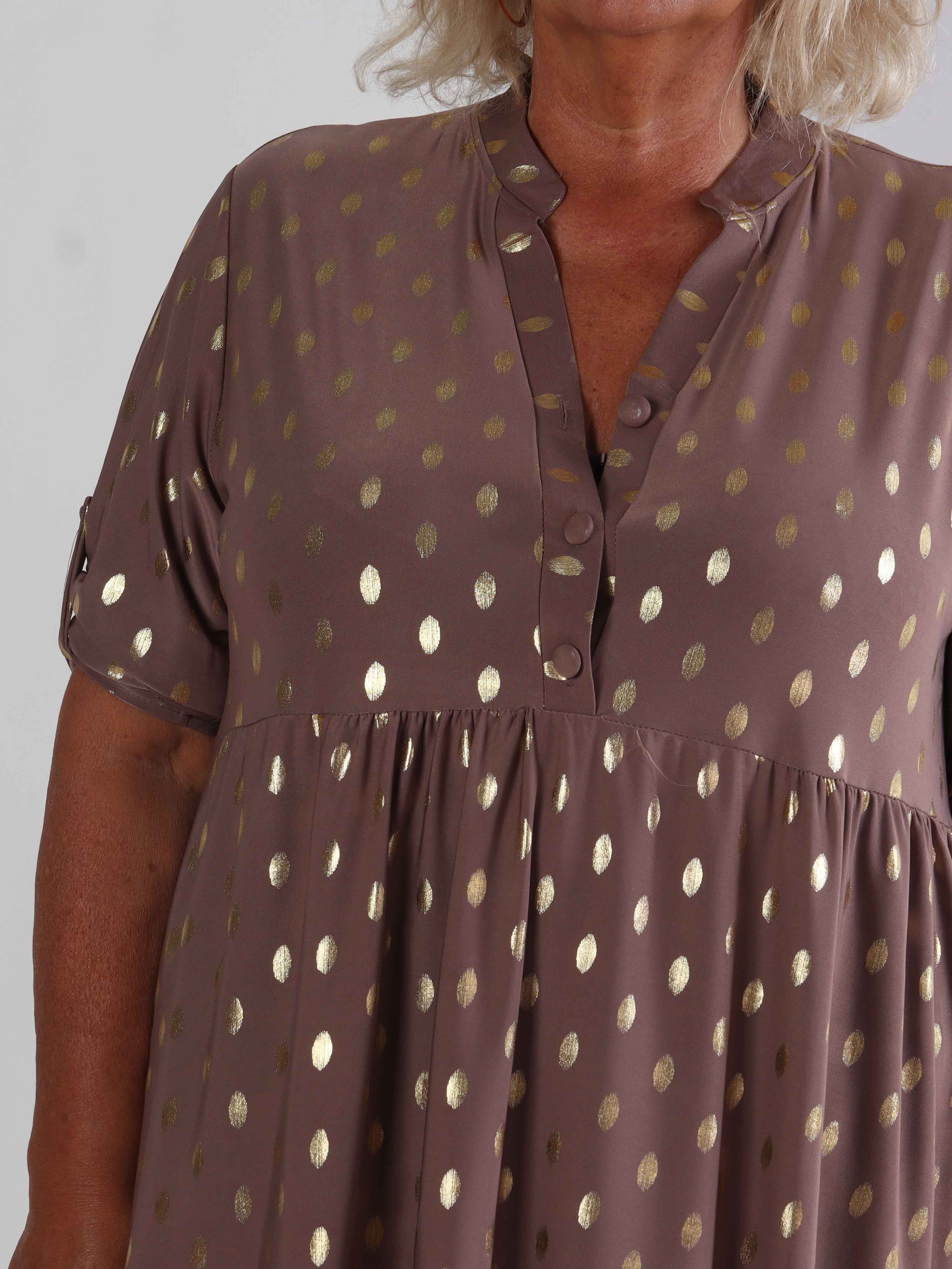 Milano Gold Midi - Plus size kjole med guld dutter og lag på lag look