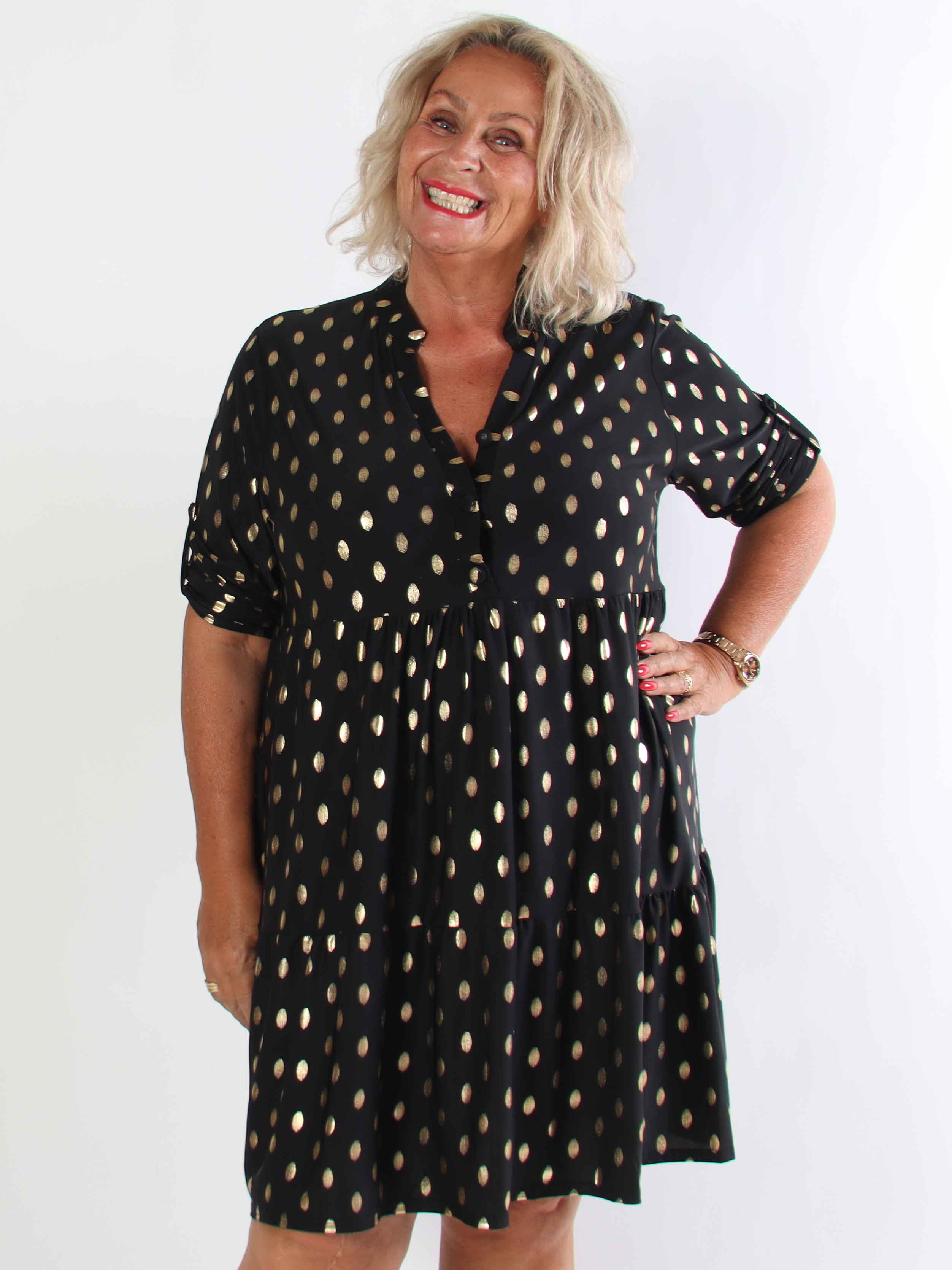 Milano Gold Midi - Plus size kjole med guld dutter og lag på lag look