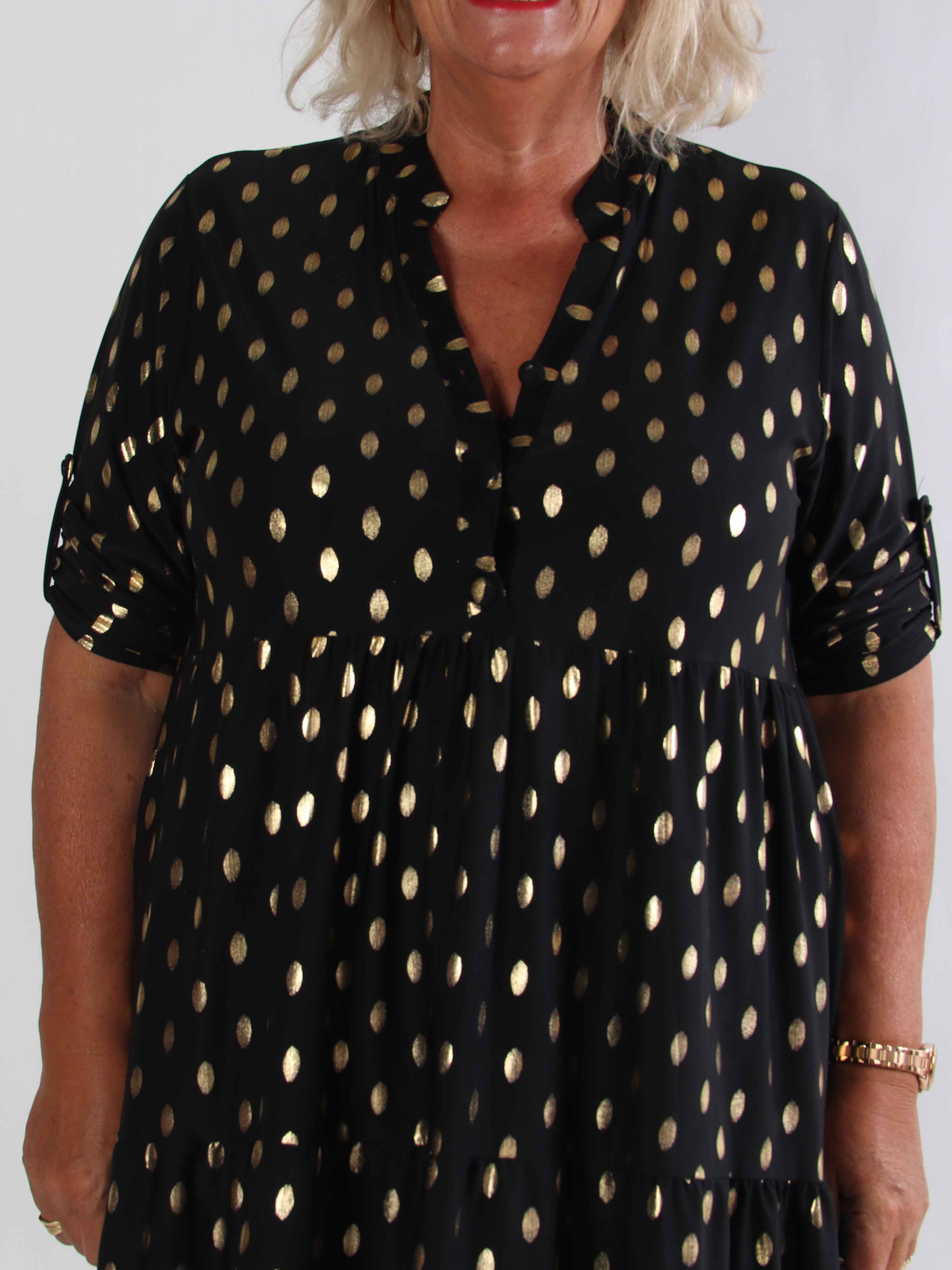 Milano Gold Midi - Plus size kjole med guld dutter og lag på lag look