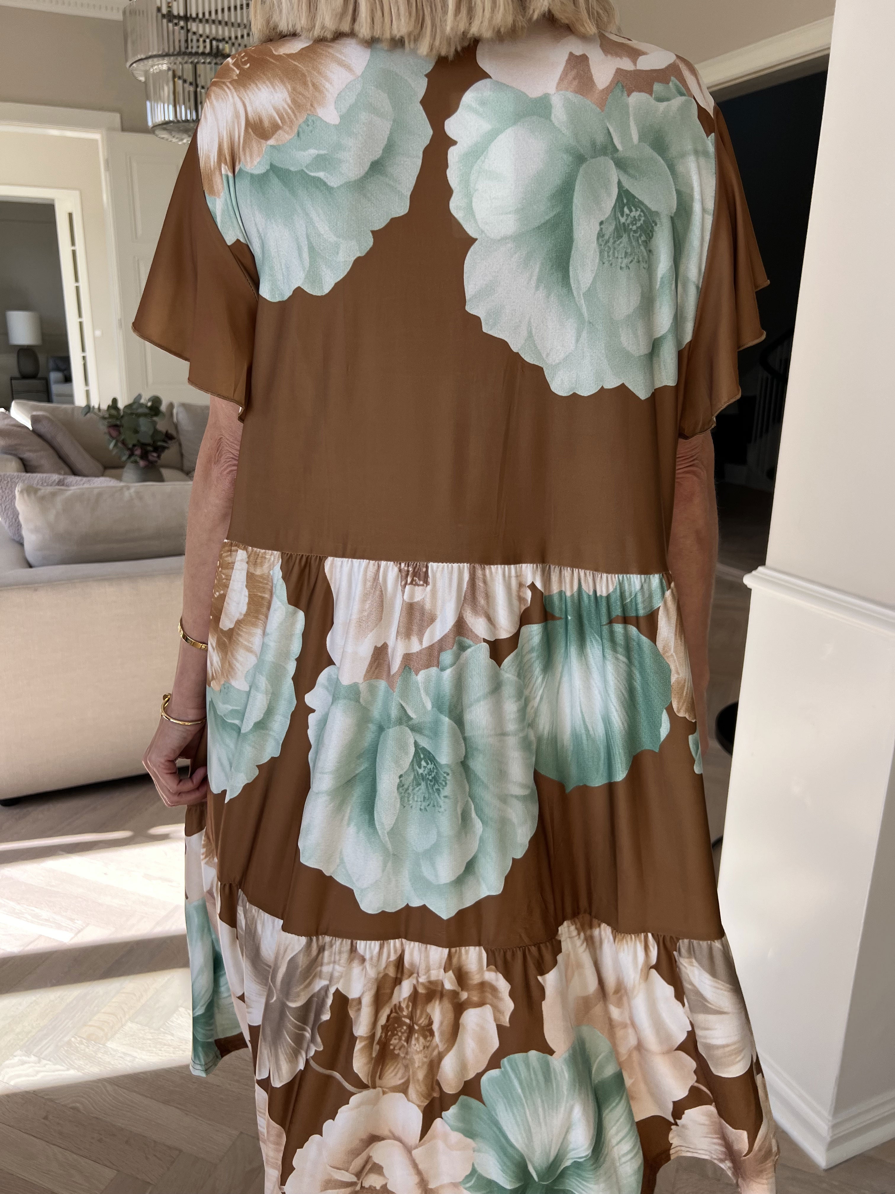 Milano Peony Midi S/S - Blomstret kjole med lag på lag look
