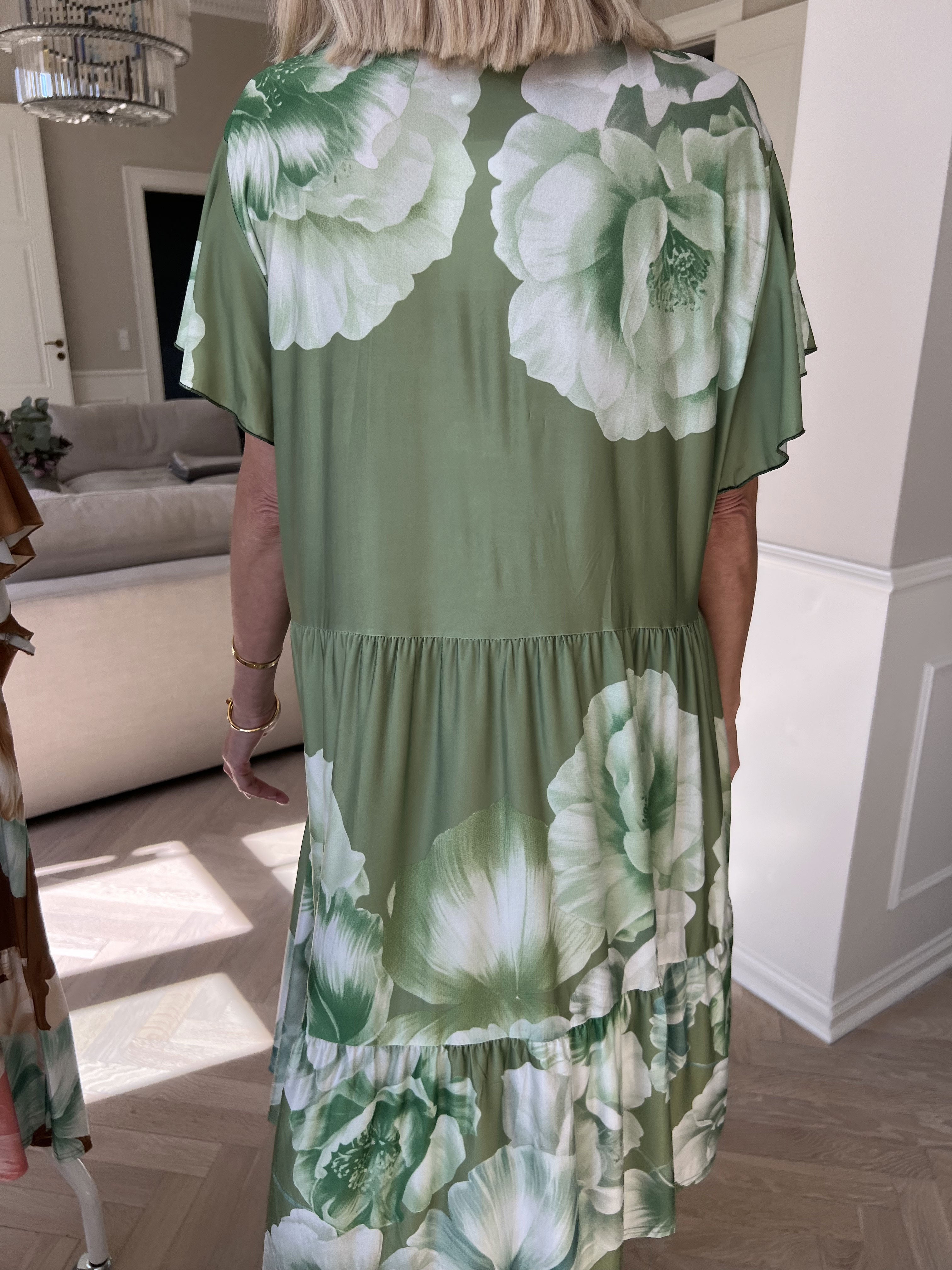 Milano Peony Midi S/S - Blomstret kjole med lag på lag look