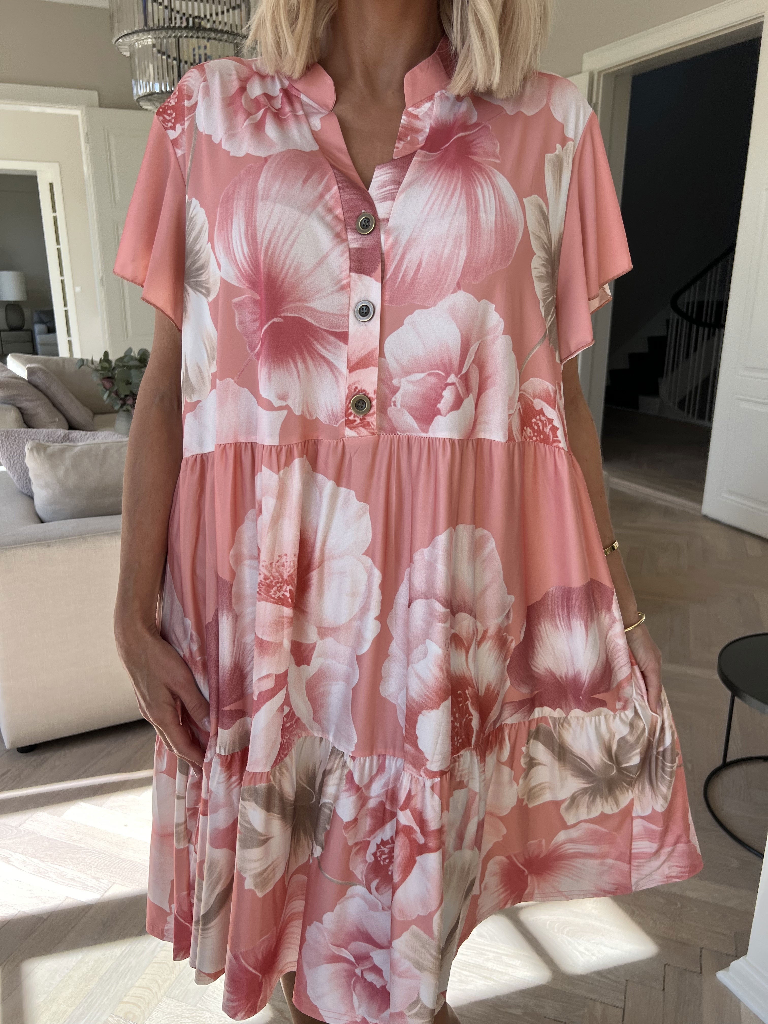 Milano Peony Midi S/S - Blomstret kjole med lag på lag look