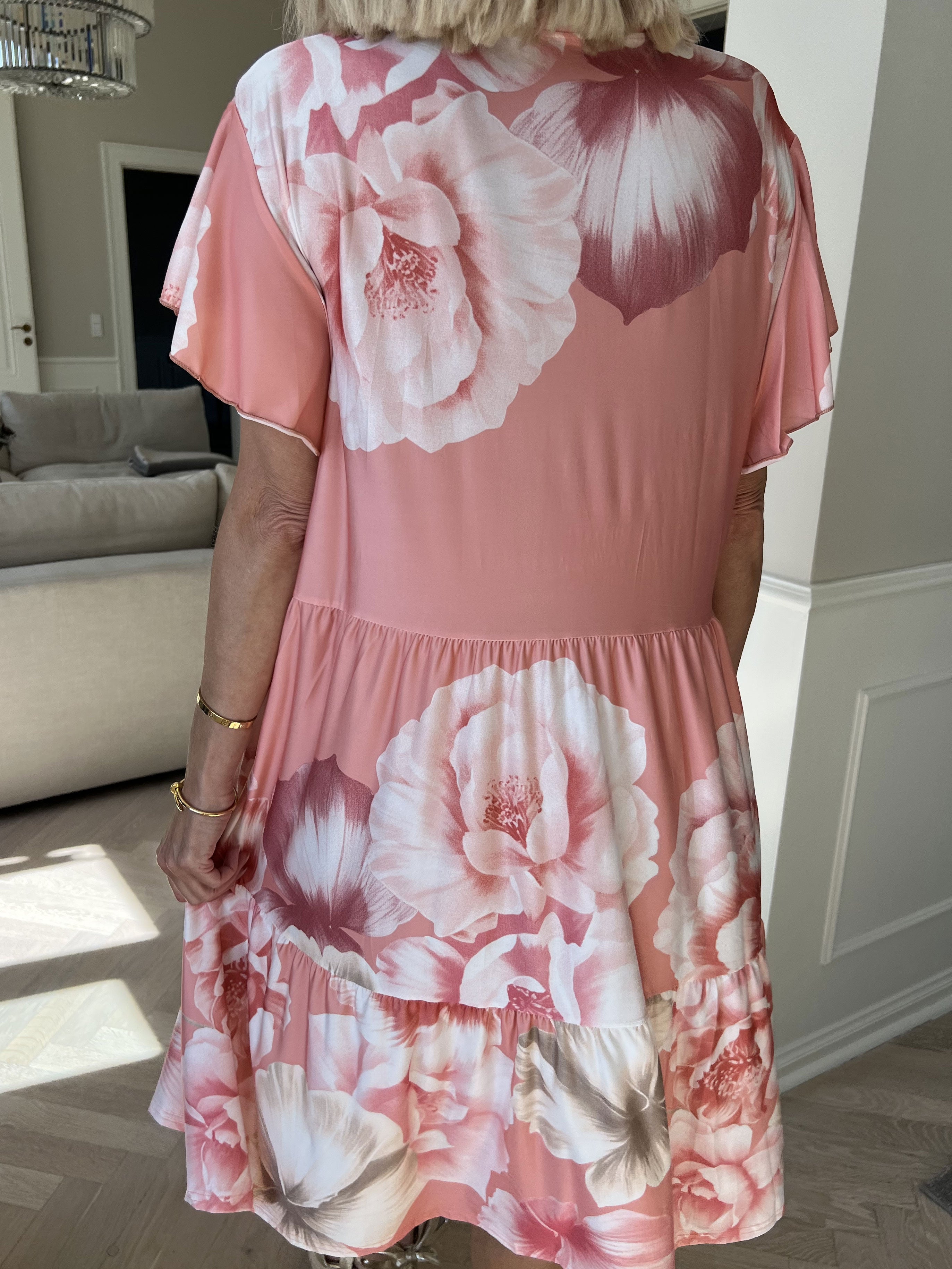 Milano Peony Midi S/S - Blomstret kjole med lag på lag look