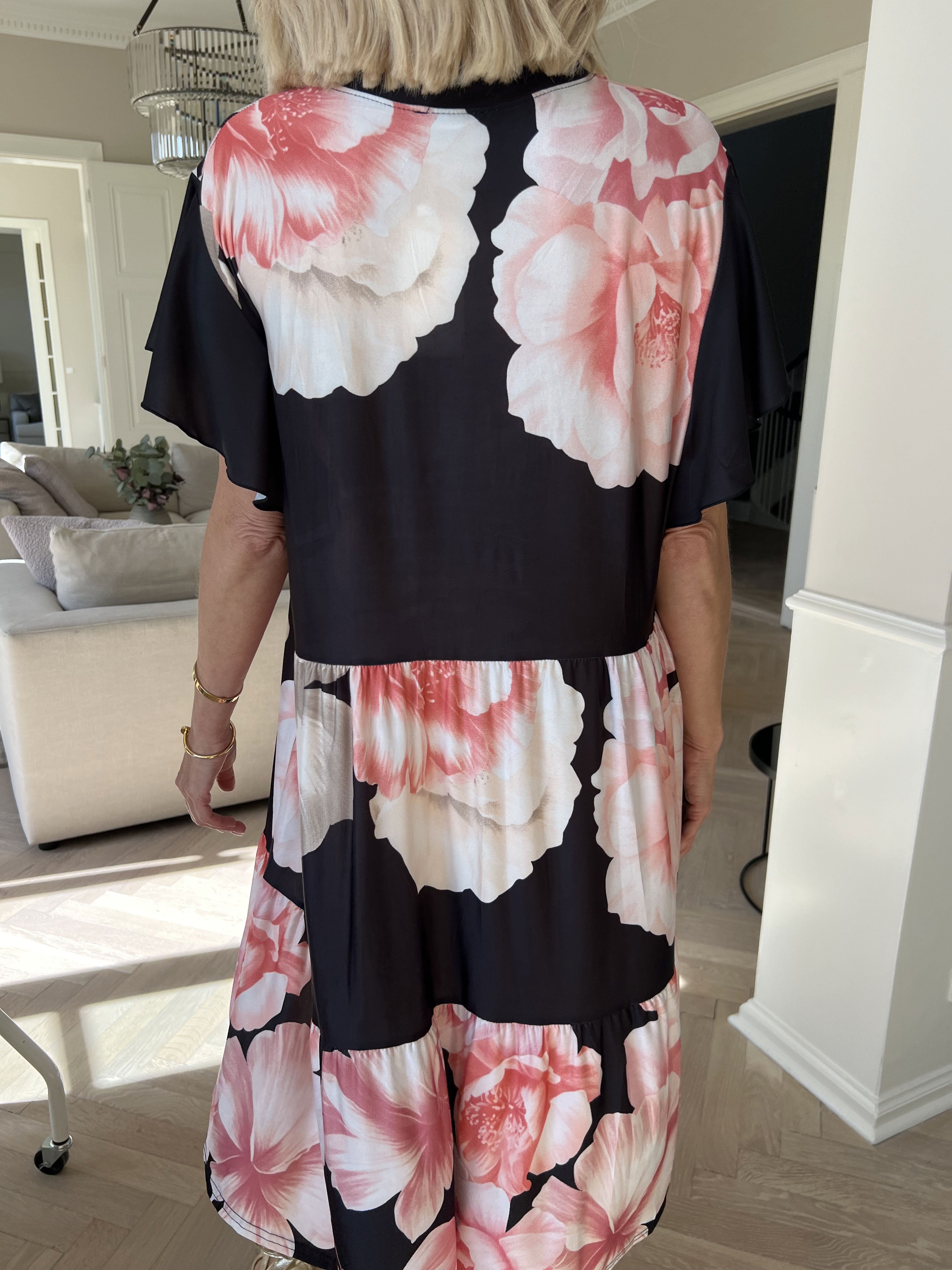 Milano Peony Midi S/S - Blomstret kjole med lag på lag look