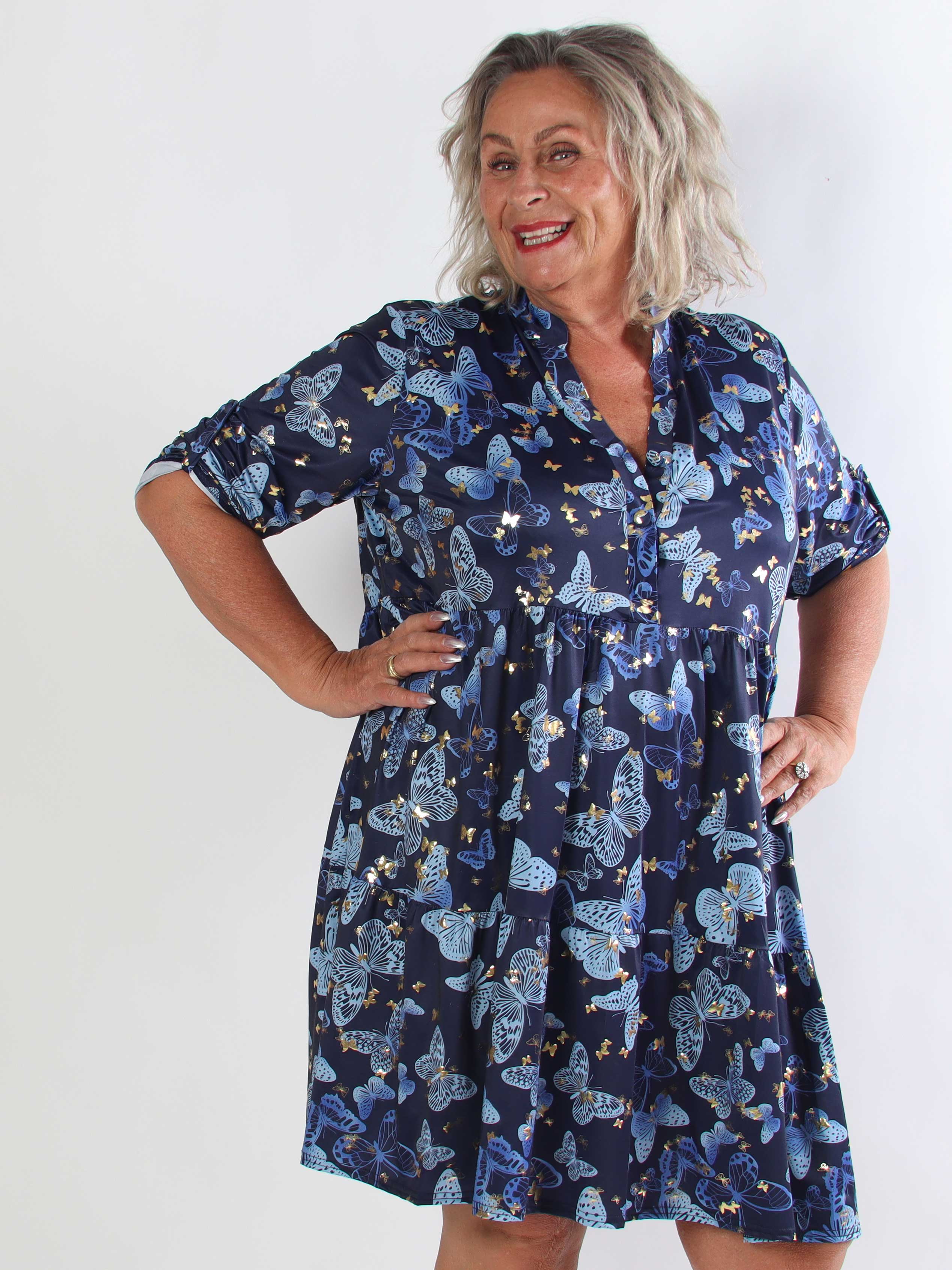 Milano Butterfly Midi - Elastisk plus size kjole med sødt sommerfugleprint og A-facon