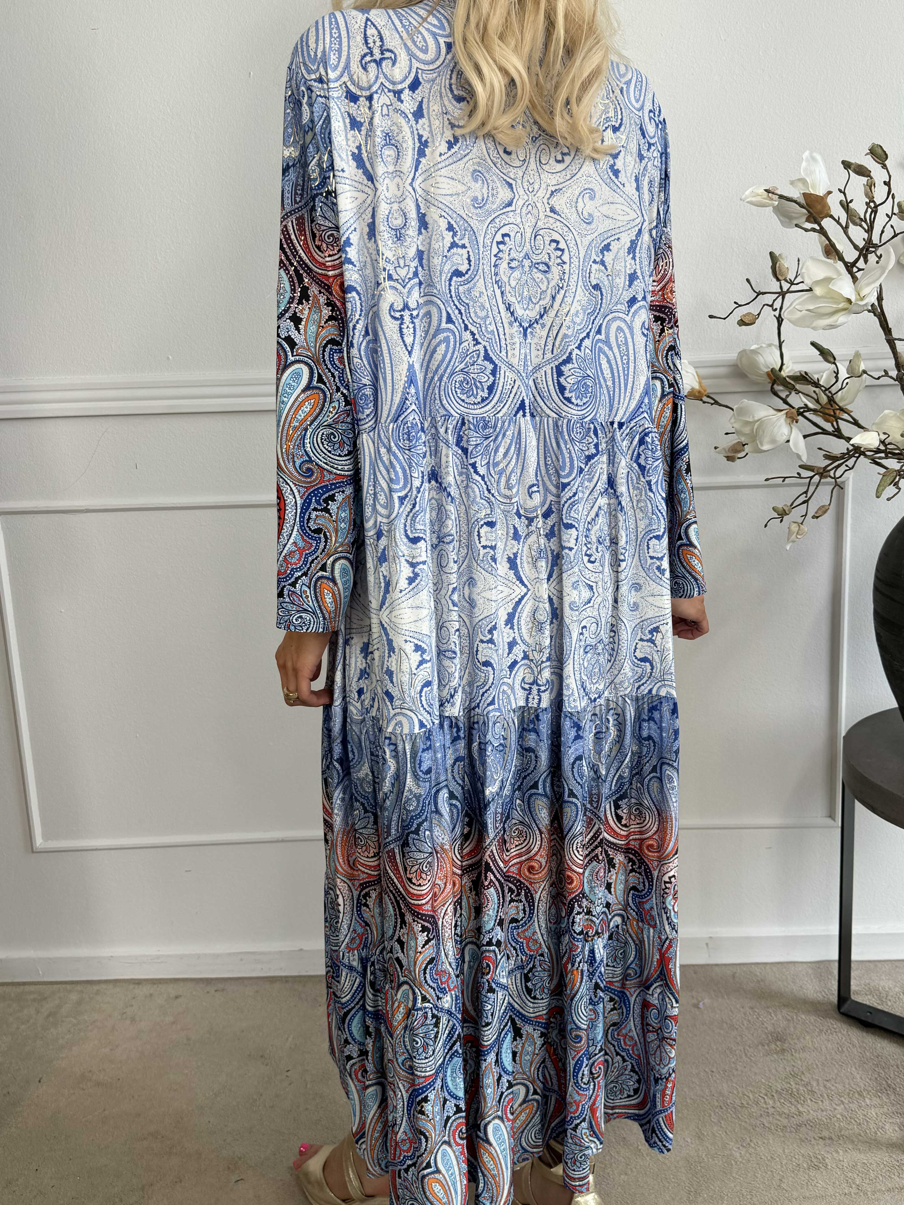 Milano Tamaria - Lang kjole med fint print i lag på lag look