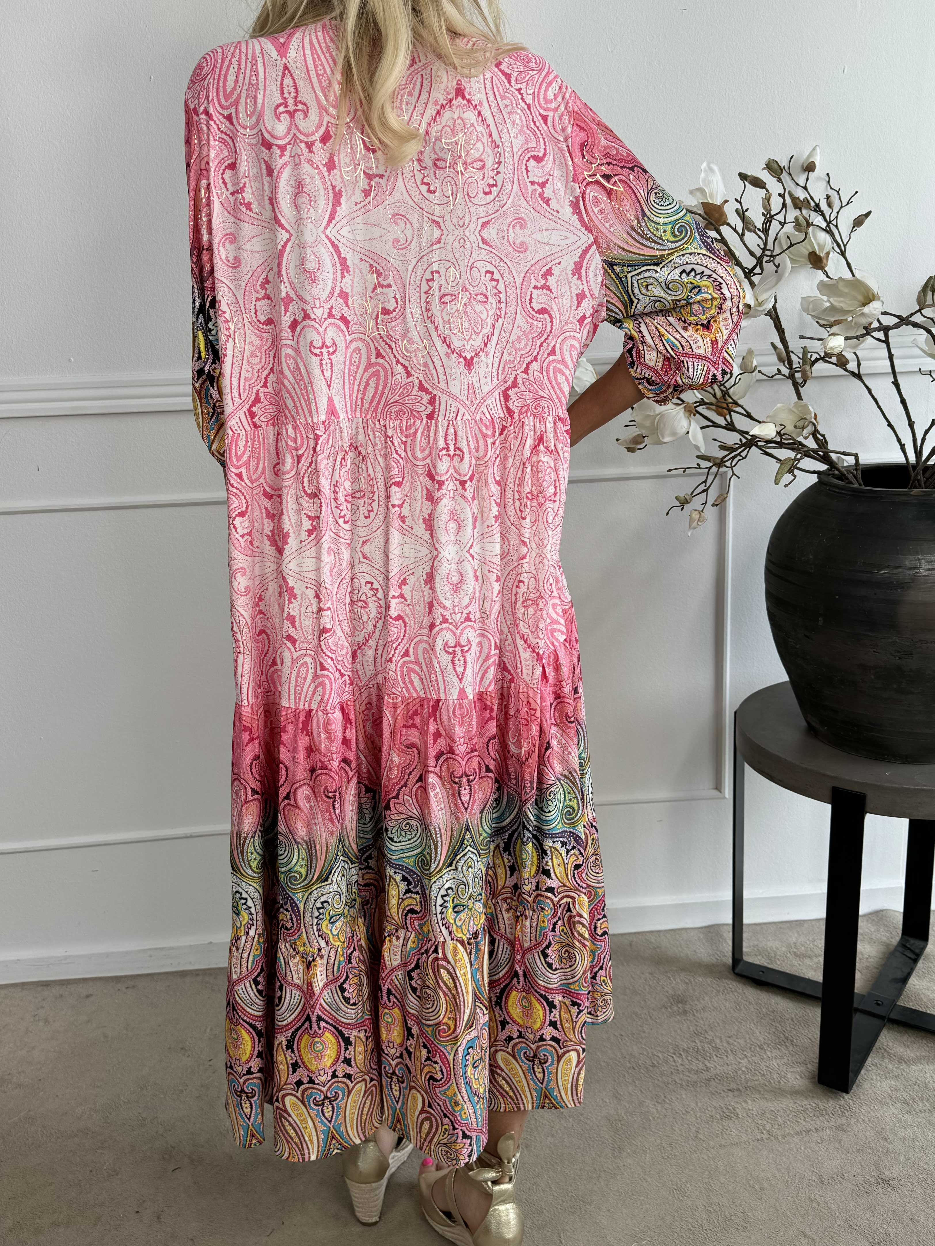 Milano Tamaria - Lang kjole med fint print i lag på lag look