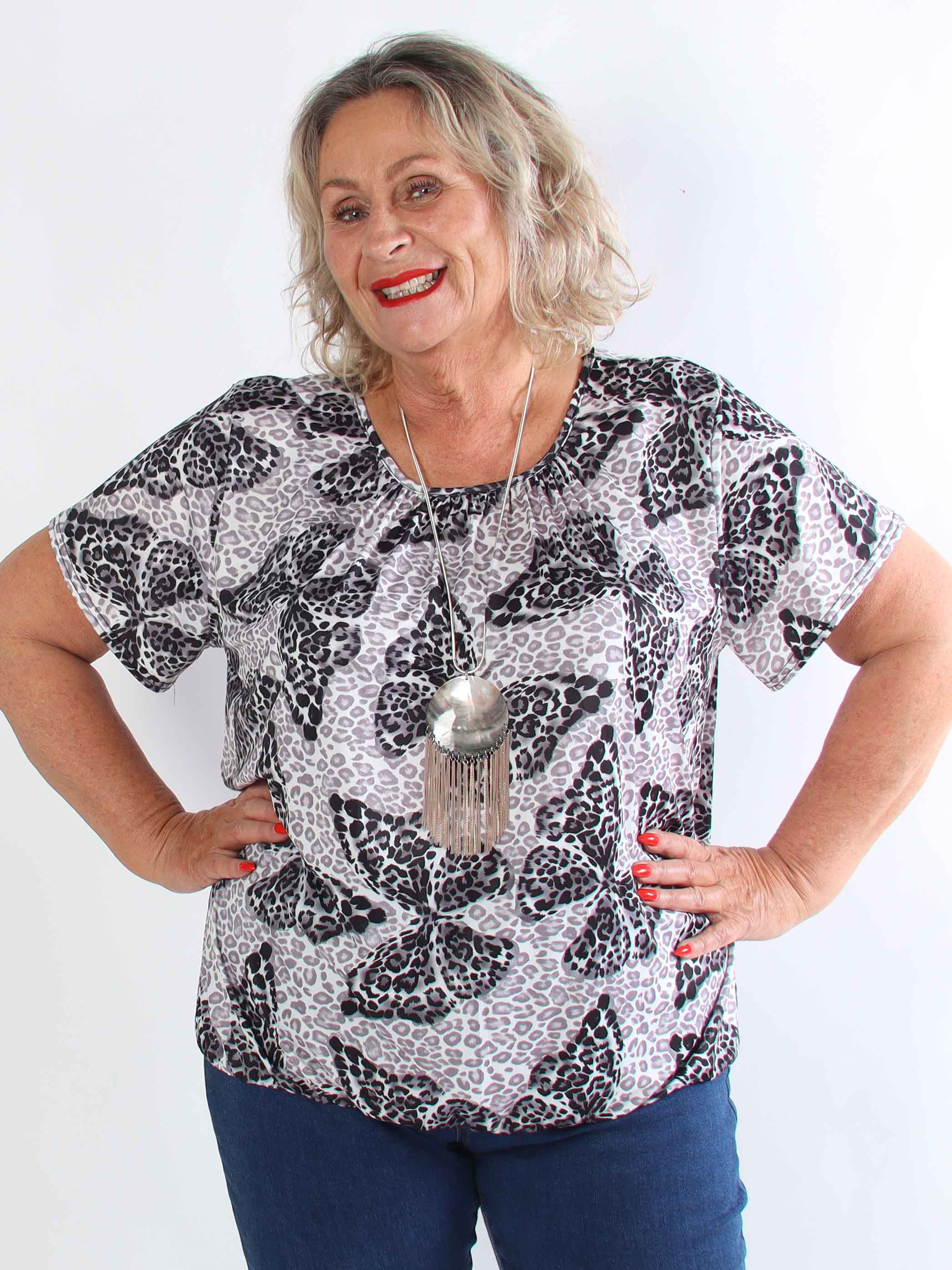 Miracle Butterfly - Plus size t-shirt med leopardprint, sommerfugl og elastik i bunden